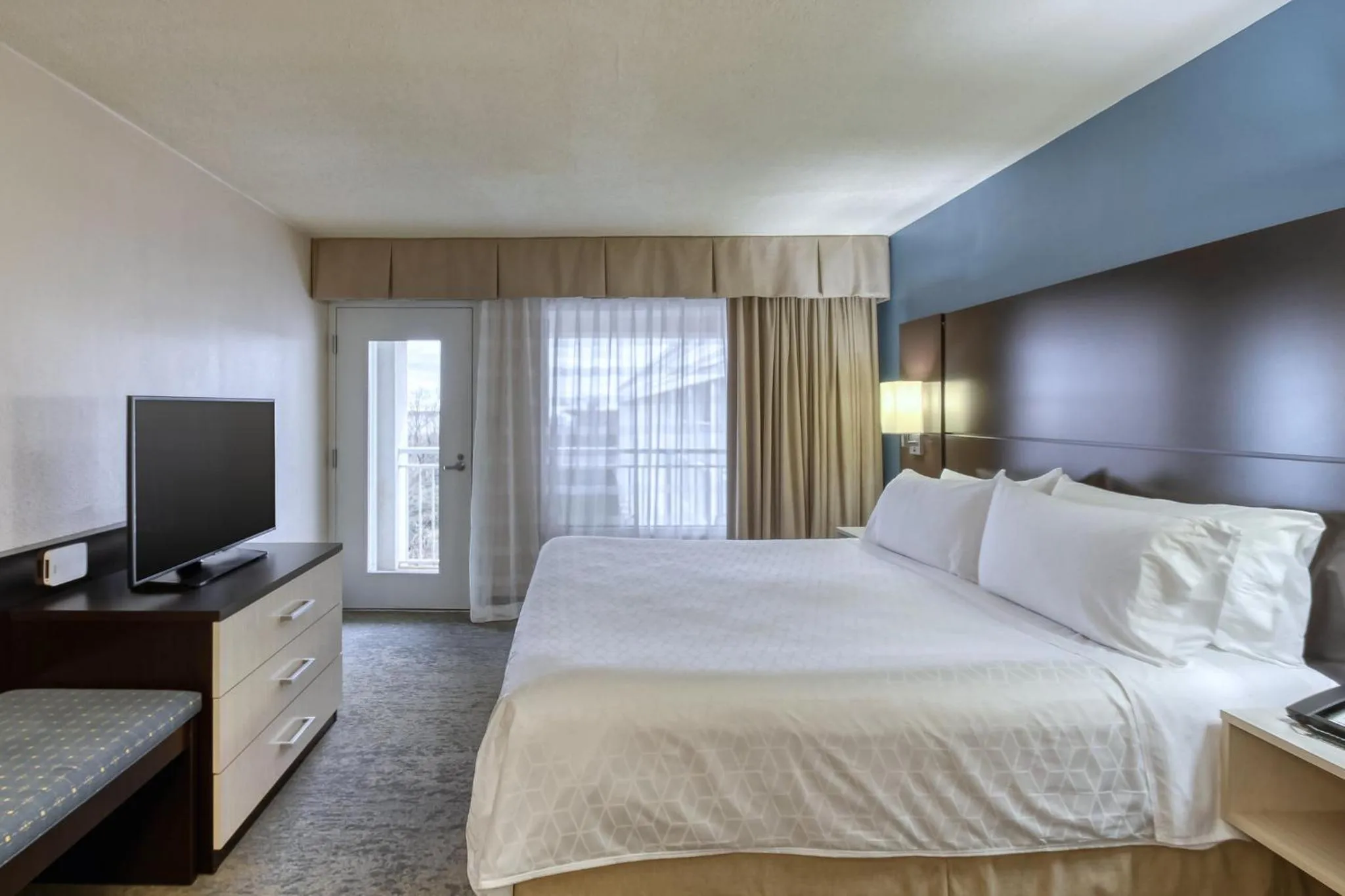 Photo of the whole room, Bed in Holiday Inn & Suites Atlanta Airport North by IHG