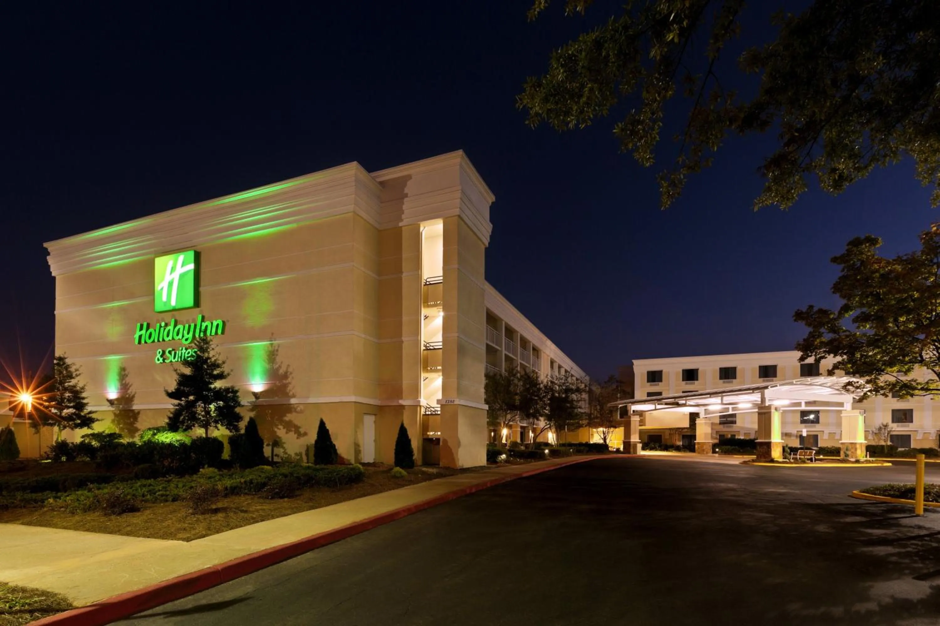 Property building in Holiday Inn & Suites Atlanta Airport North by IHG