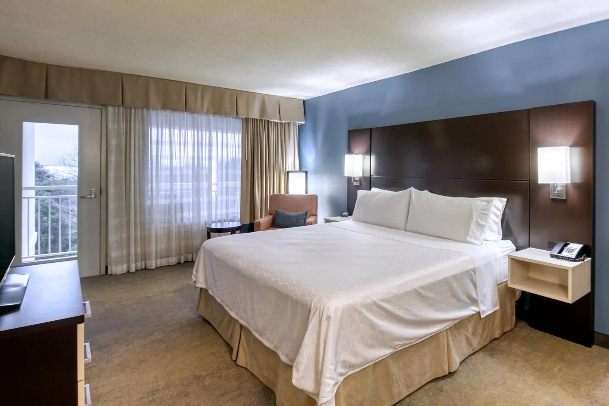 Photo of the whole room, Bed in Holiday Inn & Suites Atlanta Airport North by IHG