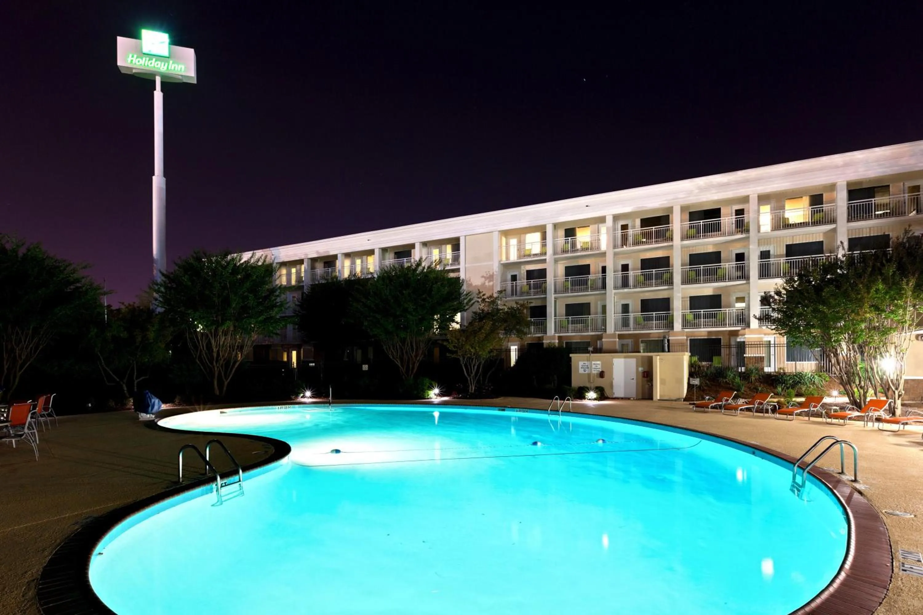 Swimming pool in Holiday Inn & Suites Atlanta Airport North by IHG