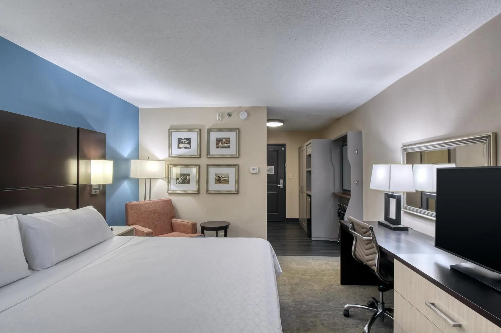 Photo of the whole room, Bed in Holiday Inn & Suites Atlanta Airport North by IHG