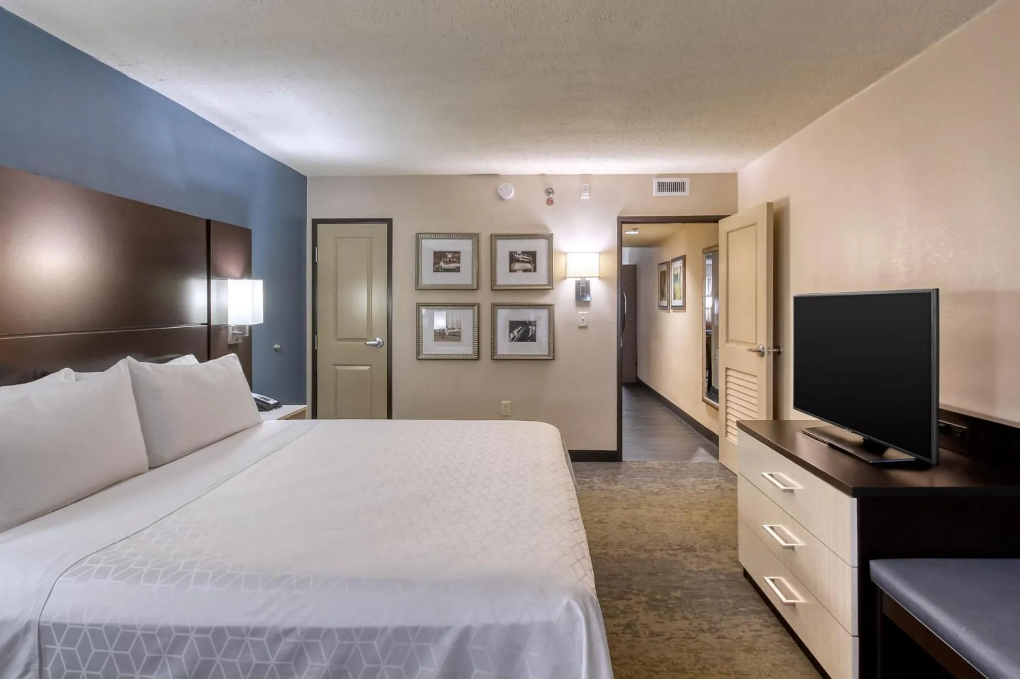 Photo of the whole room, Bed in Holiday Inn & Suites Atlanta Airport North by IHG