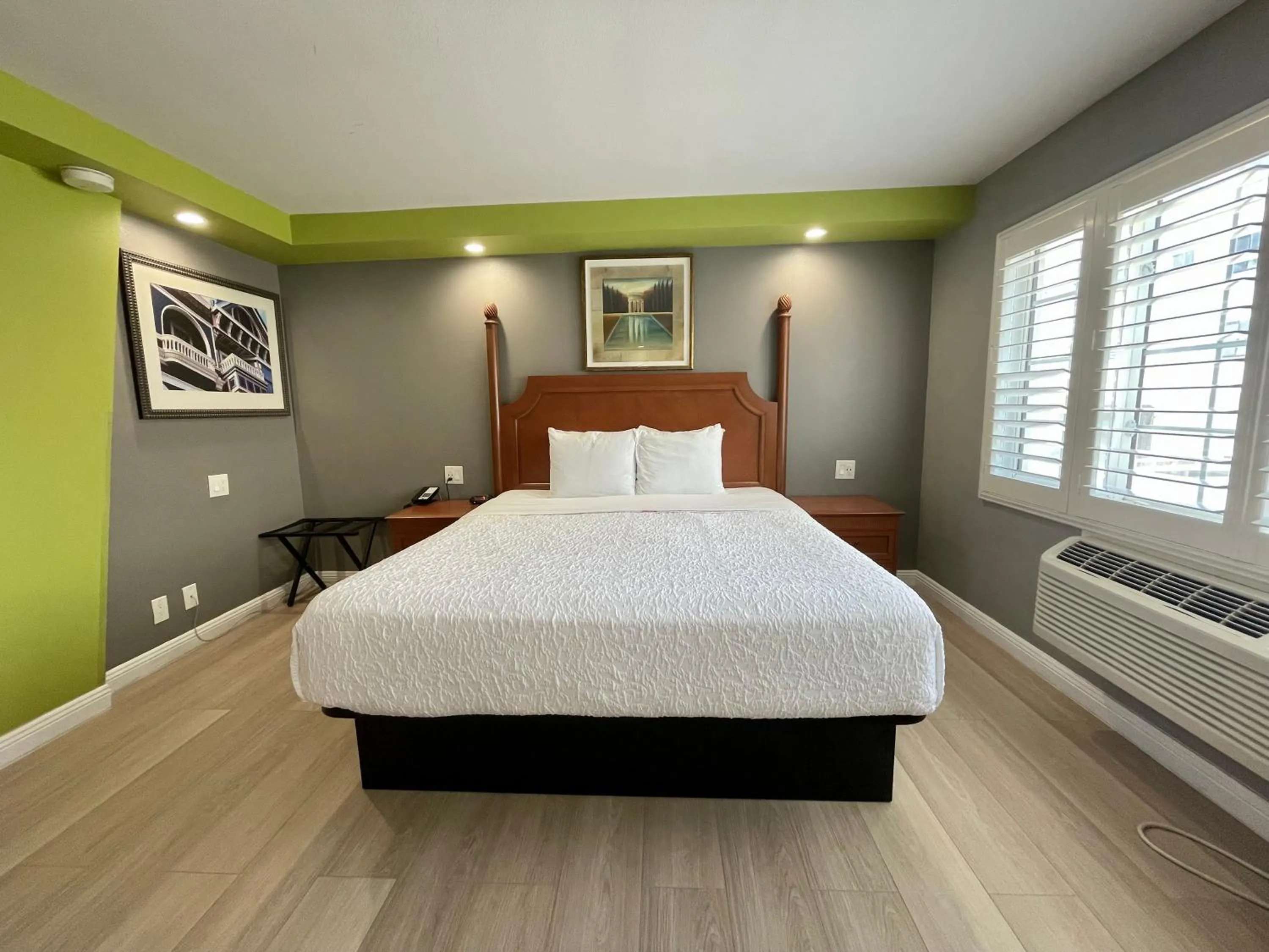 Bed in The SeaScape Inn