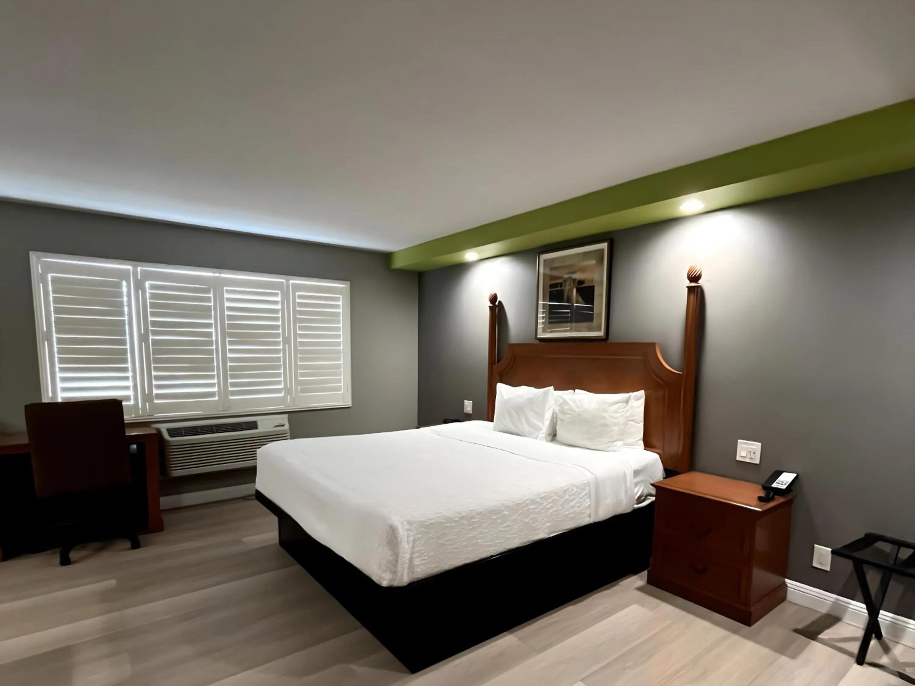 Bed in The SeaScape Inn