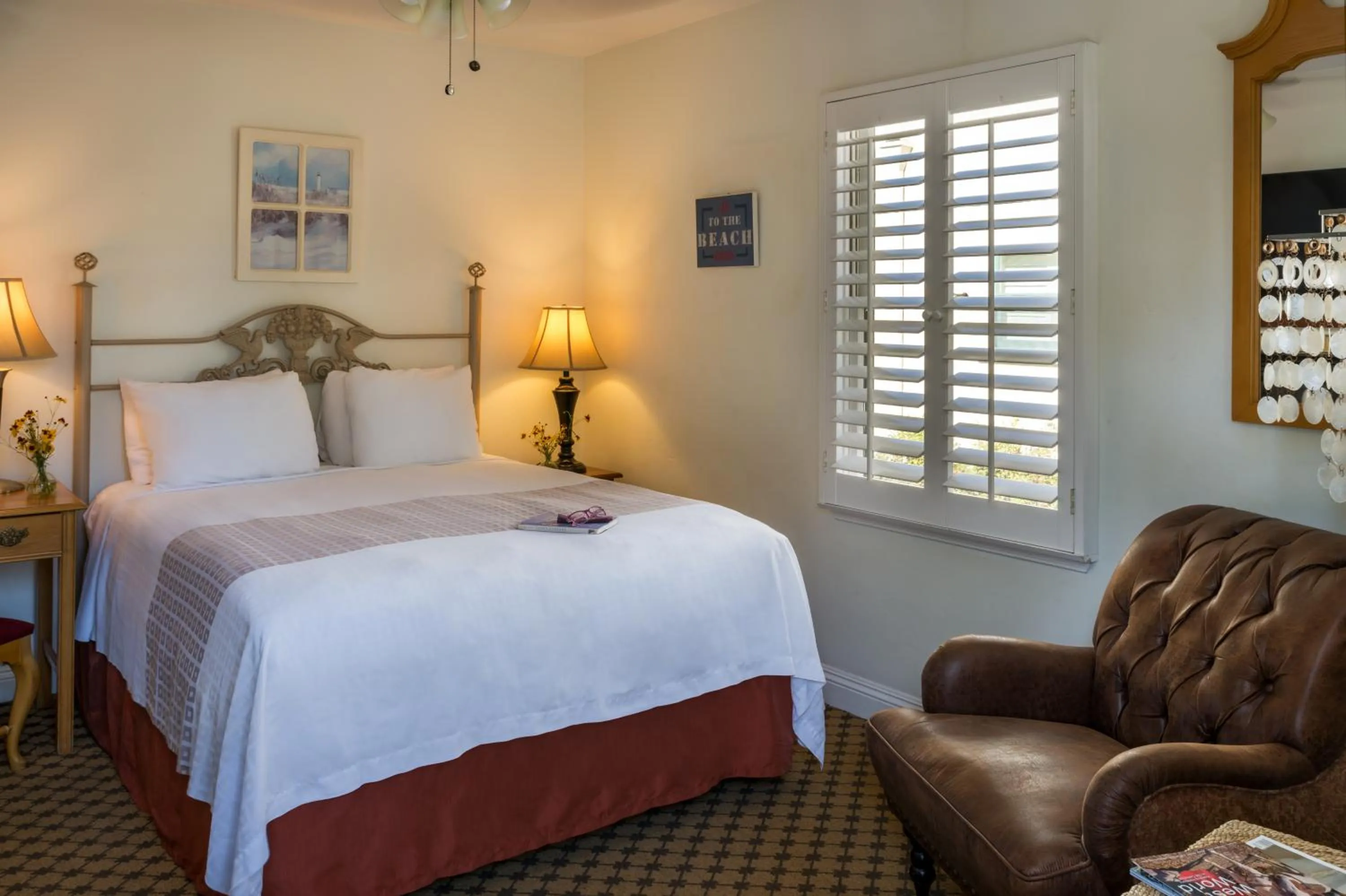 Photo of the whole room, Bed in The Eagle Inn