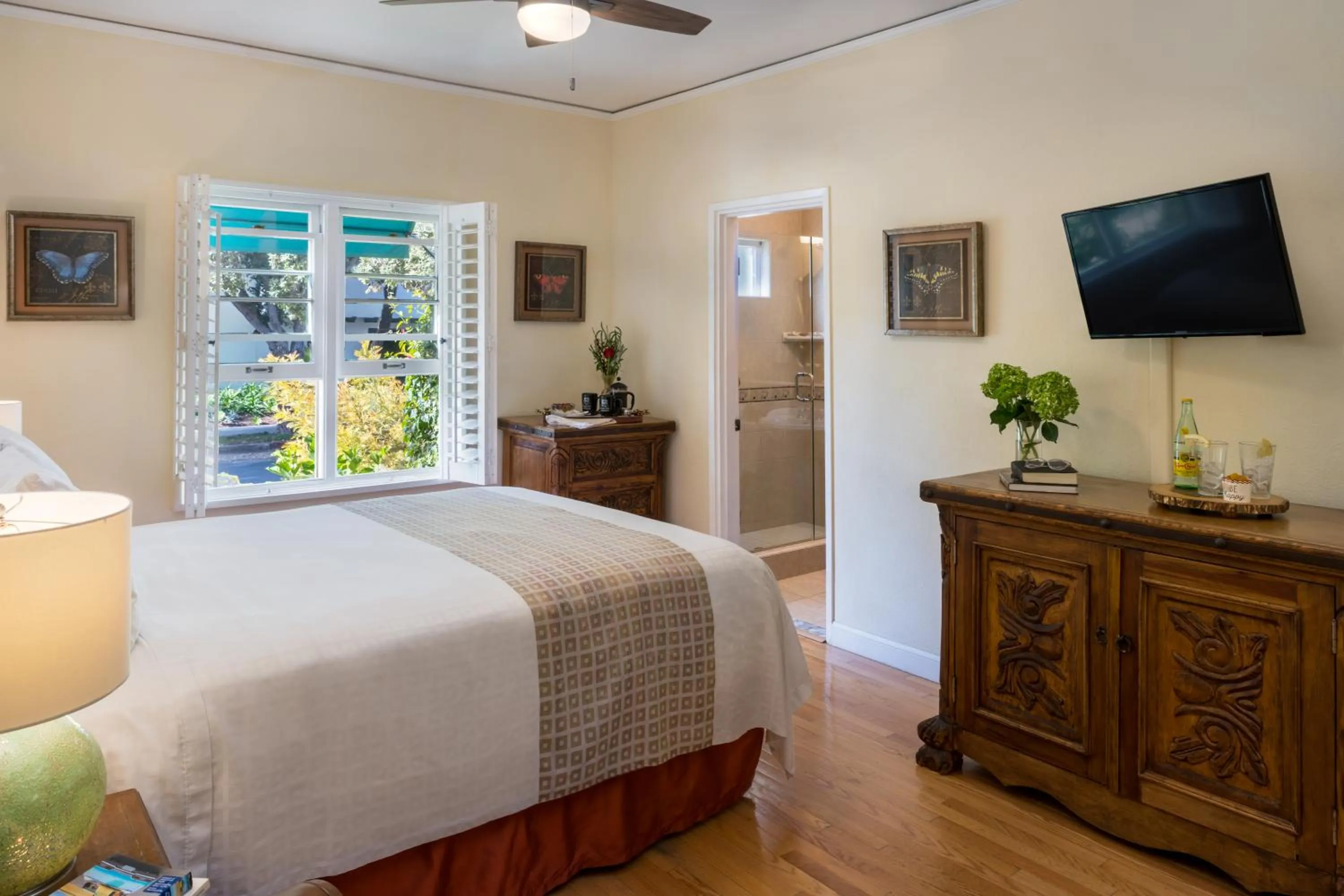 Bathroom, Bed in The Eagle Inn