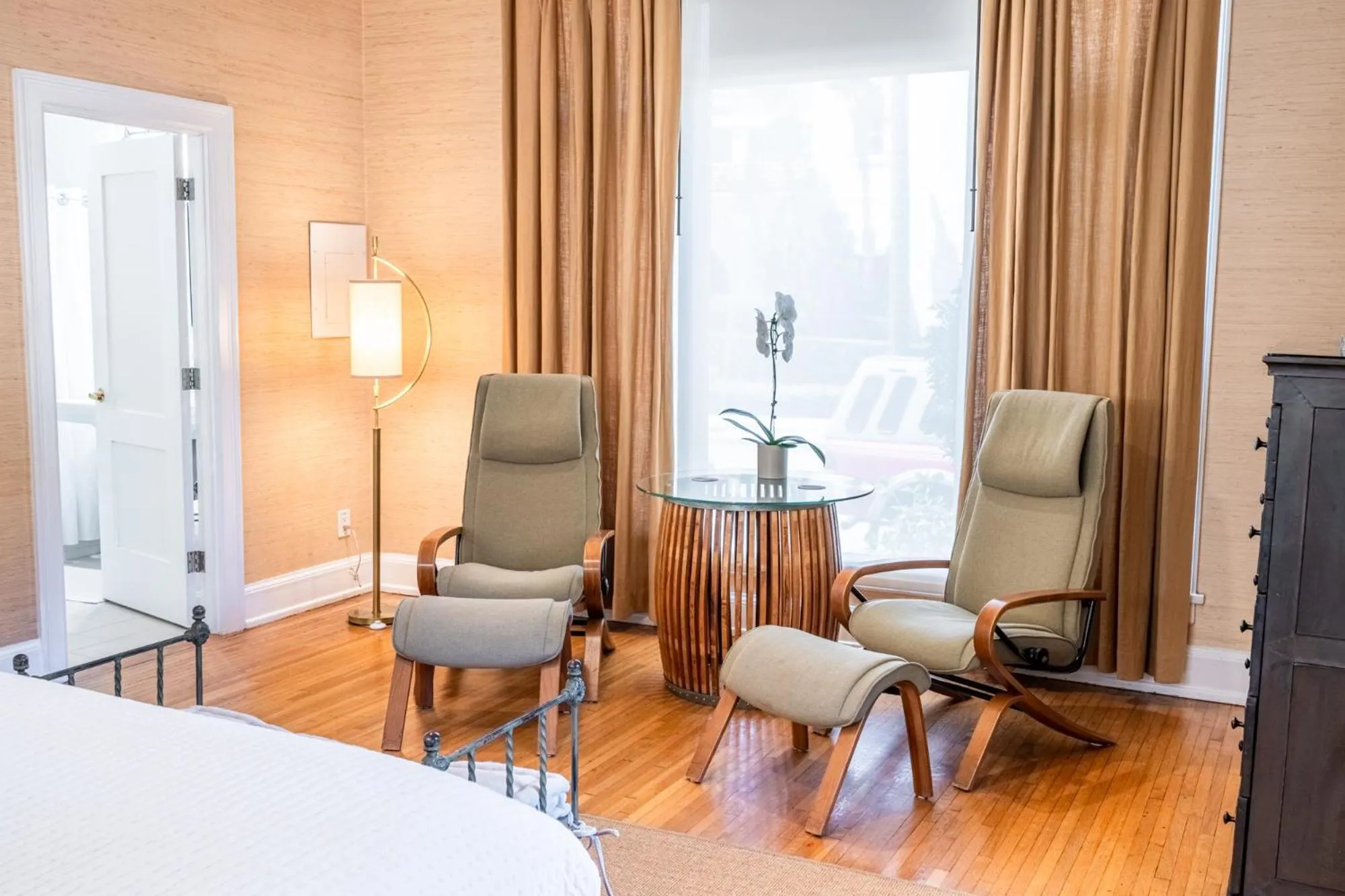 Seating area in Harbor House Inn