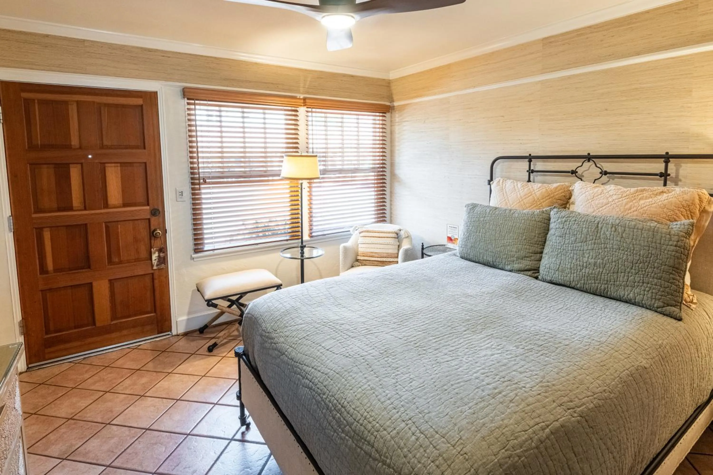 Bed in Harbor House Inn