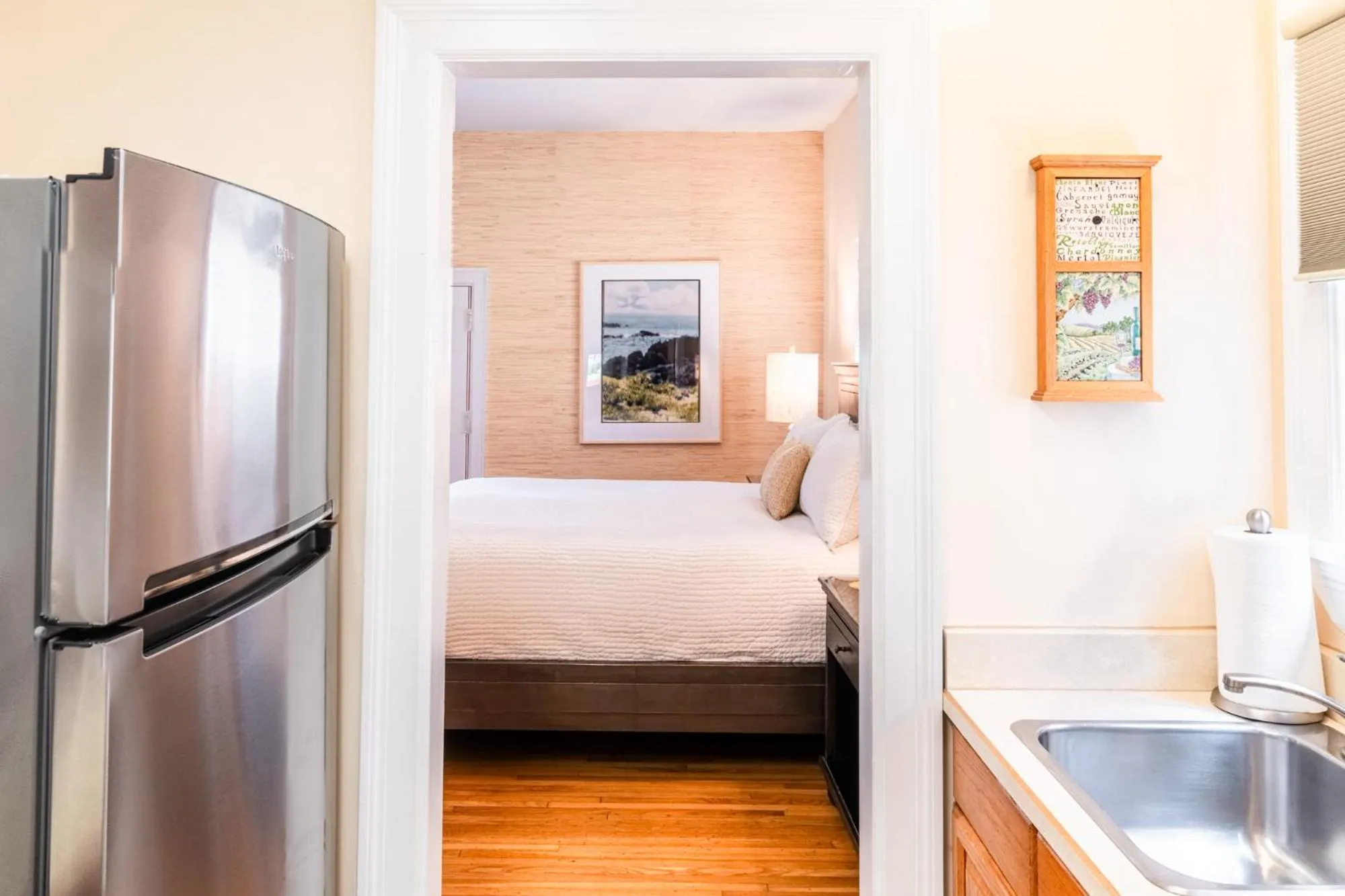 kitchen, Bed in Harbor House Inn