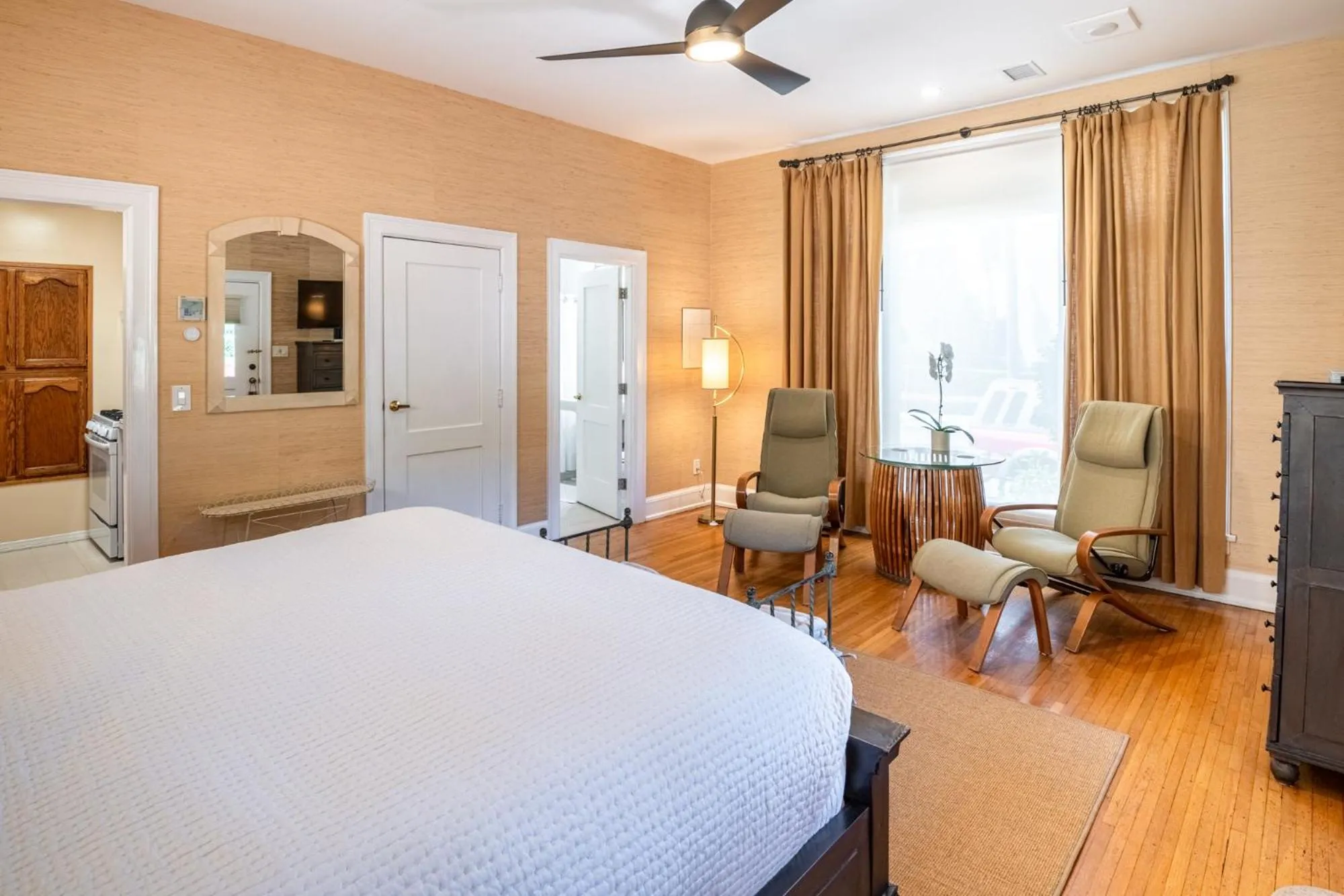 Seating area, Bed in Harbor House Inn