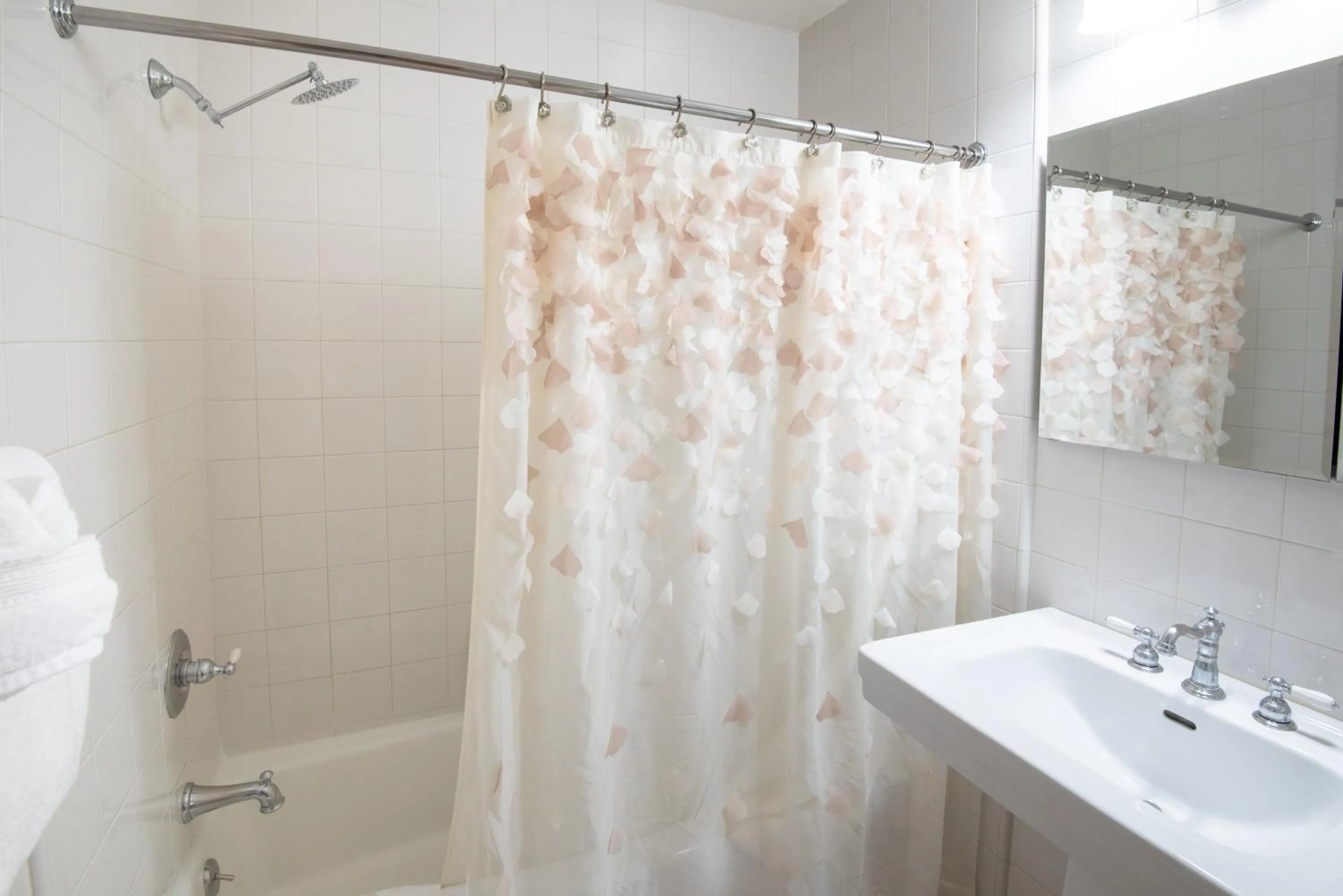 Bathroom in Harbor House Inn