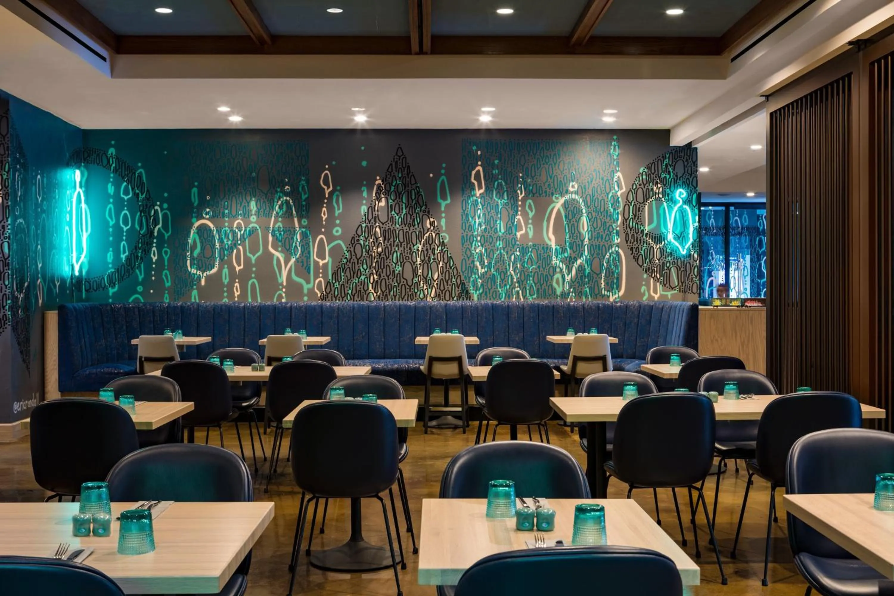 Restaurant/places to eat in W Atlanta Downtown