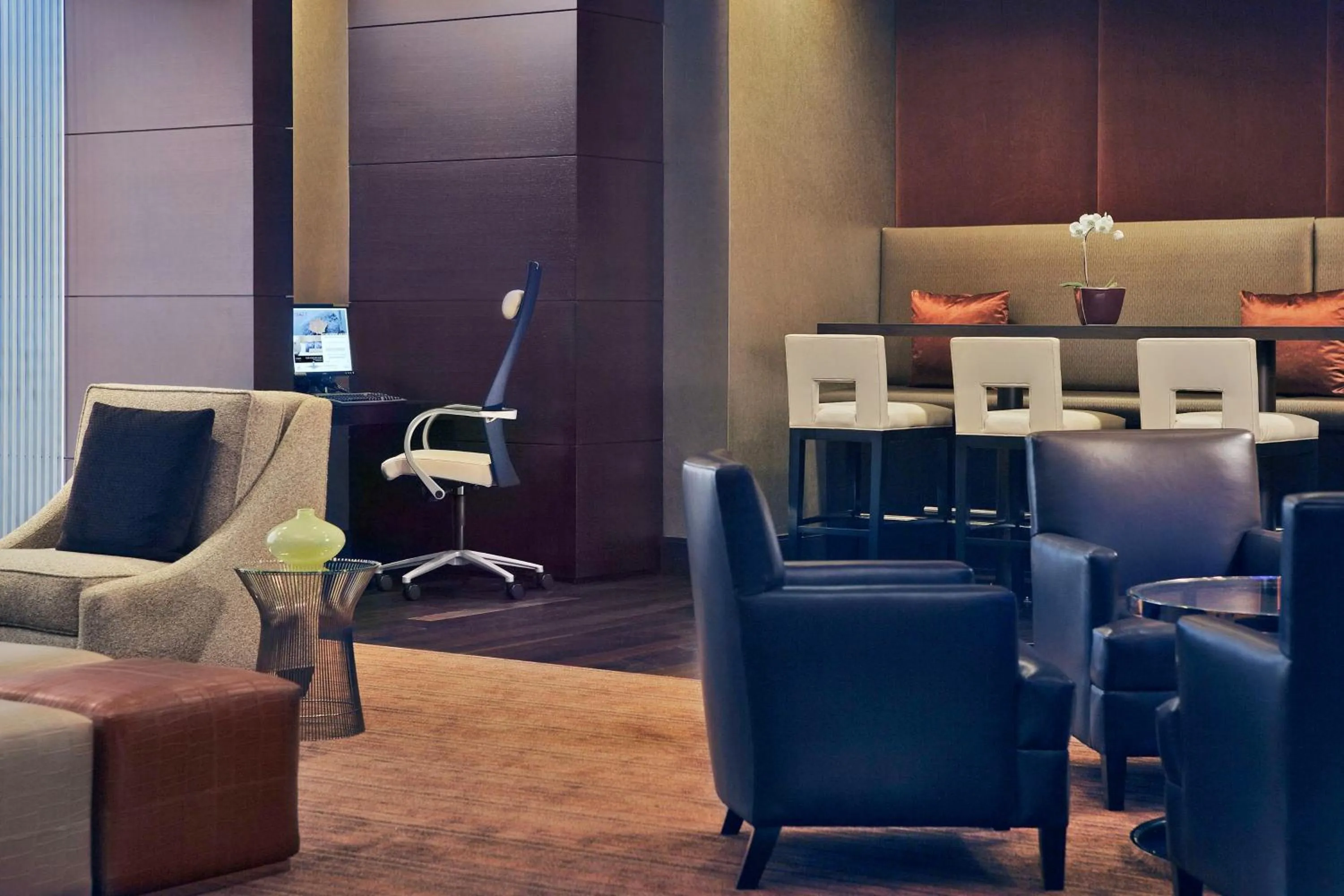 Lounge or bar in Hyatt Regency O'Hare Chicago