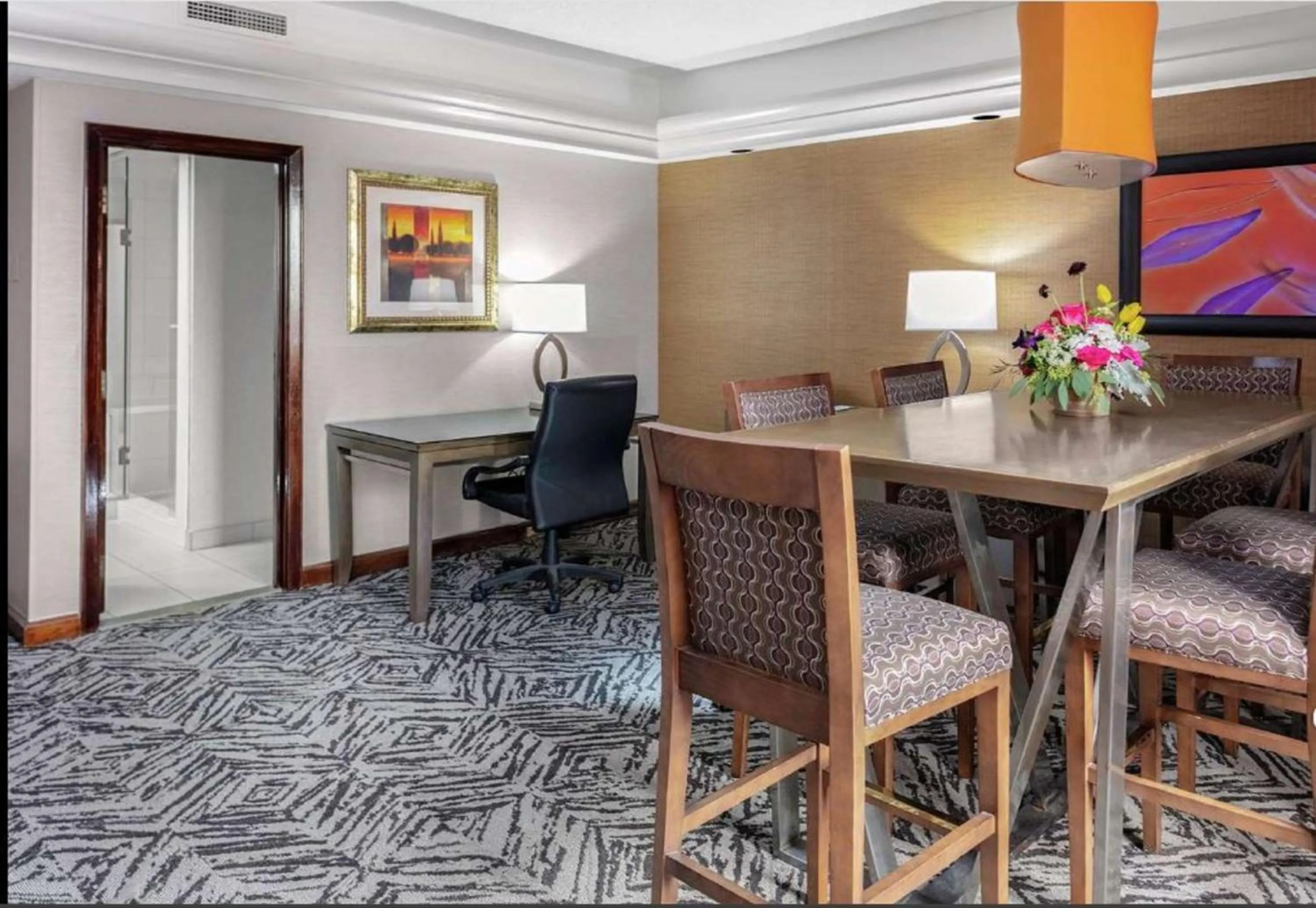 Living room in DoubleTree by Hilton Hotel & Executive Meeting Center Omaha-Downtown