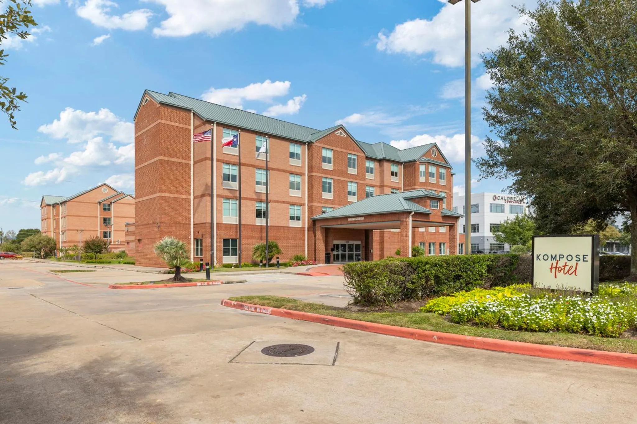 Property building in Kompose Boutique Hotel Houston Cy-Fair