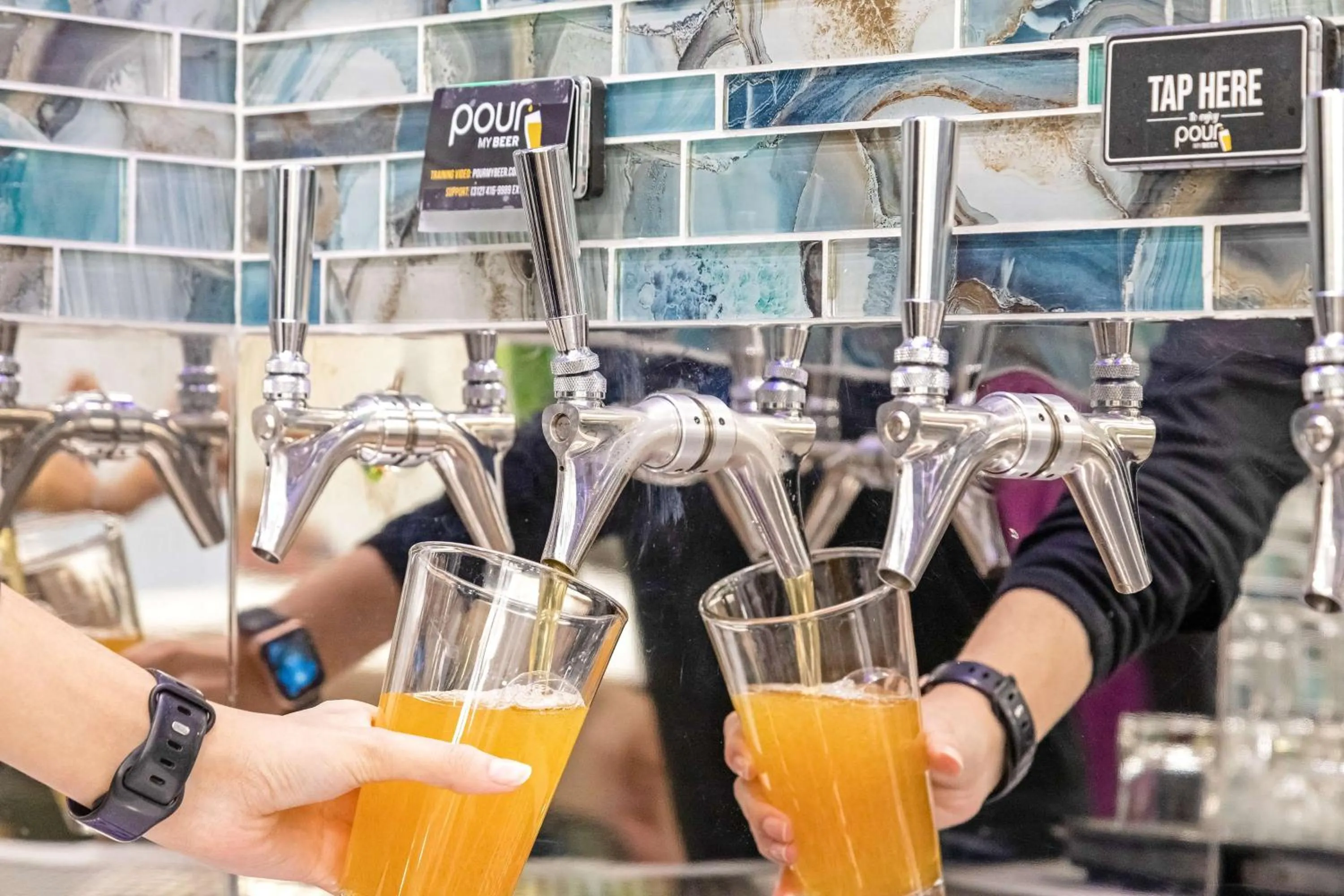 Lounge or bar in Homewood Suites by Hilton East Rutherford - Meadowlands, NJ