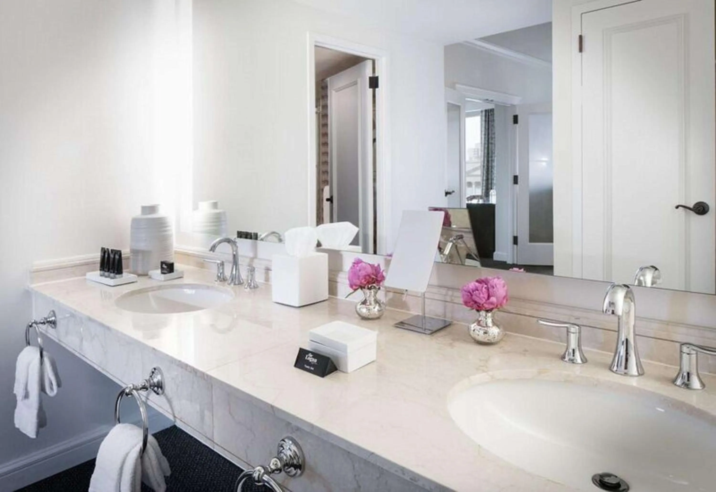 Bathroom in The Logan Philadelphia, Curio Collection by Hilton