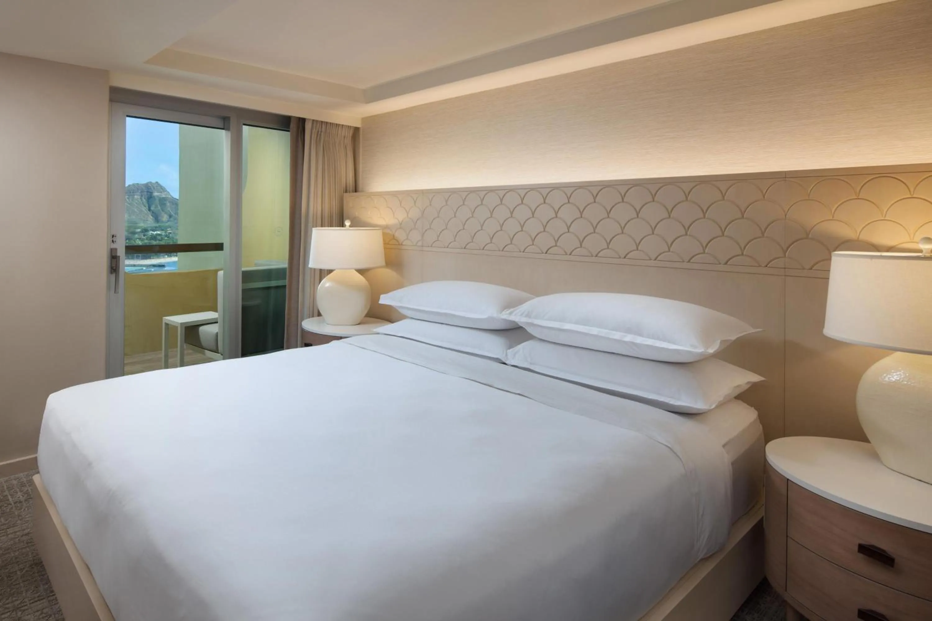 Bedroom, Bed in Sheraton Waikiki Beach Resort