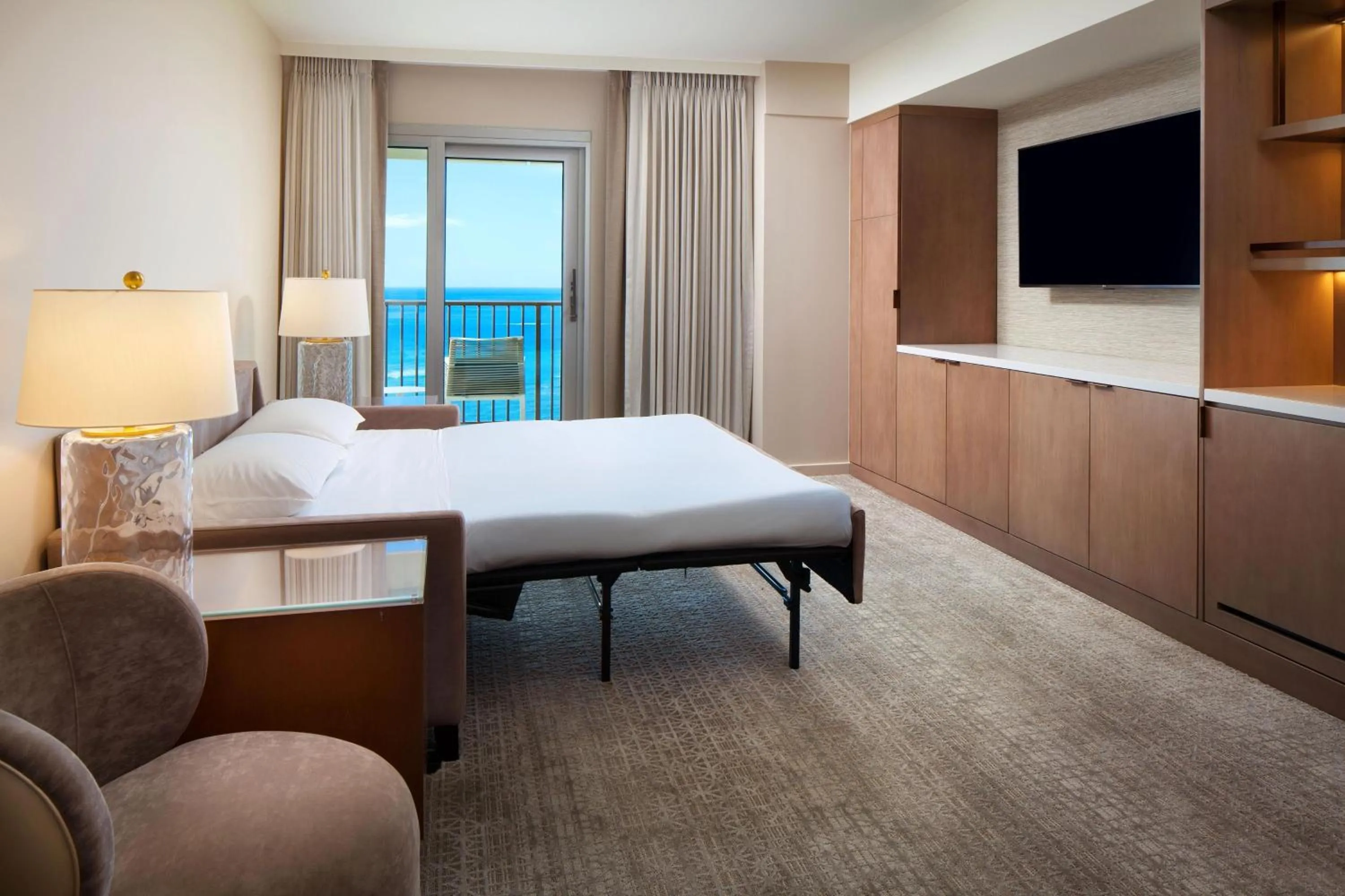 Photo of the whole room, Bed in Sheraton Waikiki Beach Resort