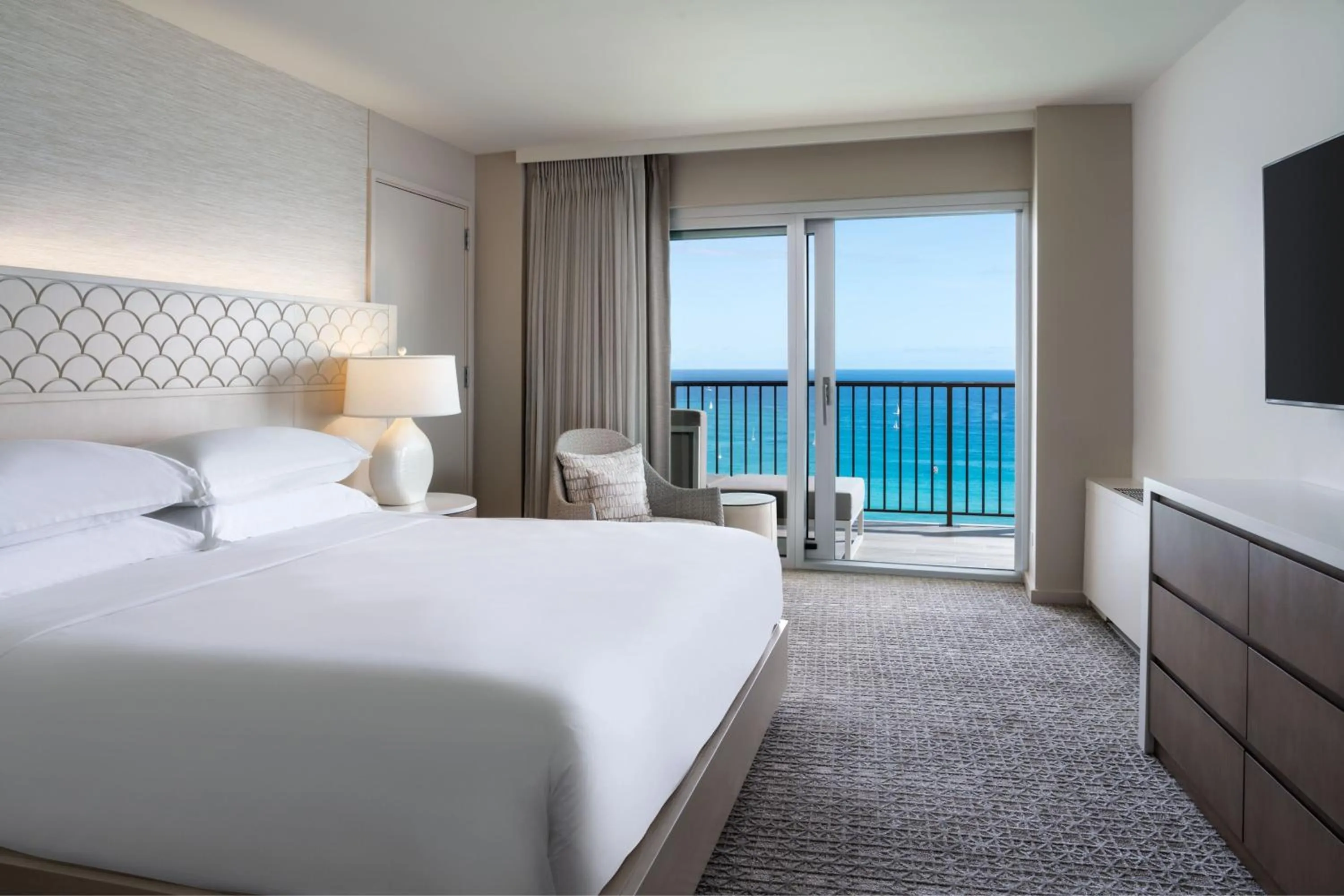 Bedroom, Bed in Sheraton Waikiki Beach Resort