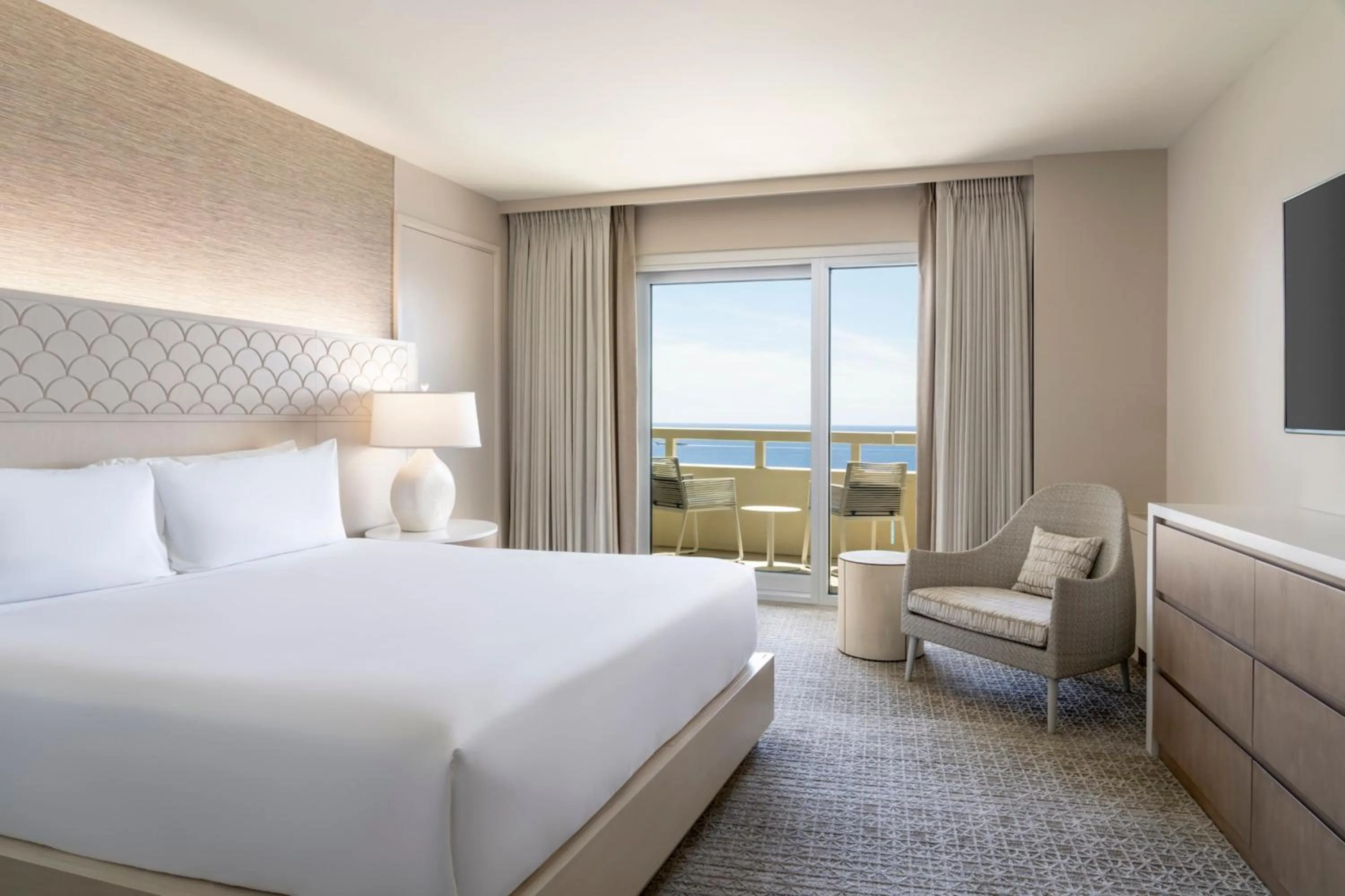 Photo of the whole room, Bed in Sheraton Waikiki Beach Resort