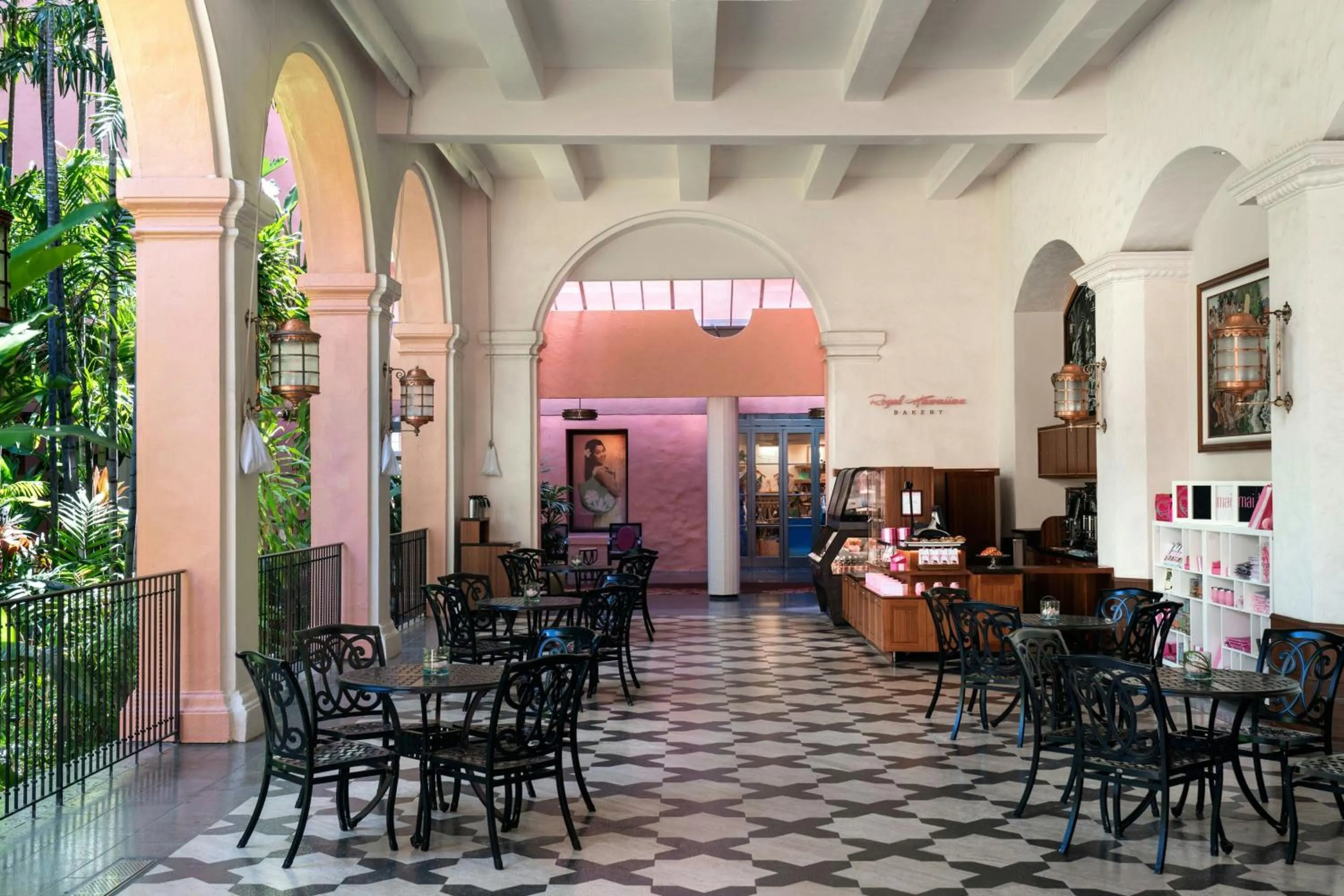 Restaurant/places to eat in Sheraton Waikiki Beach Resort