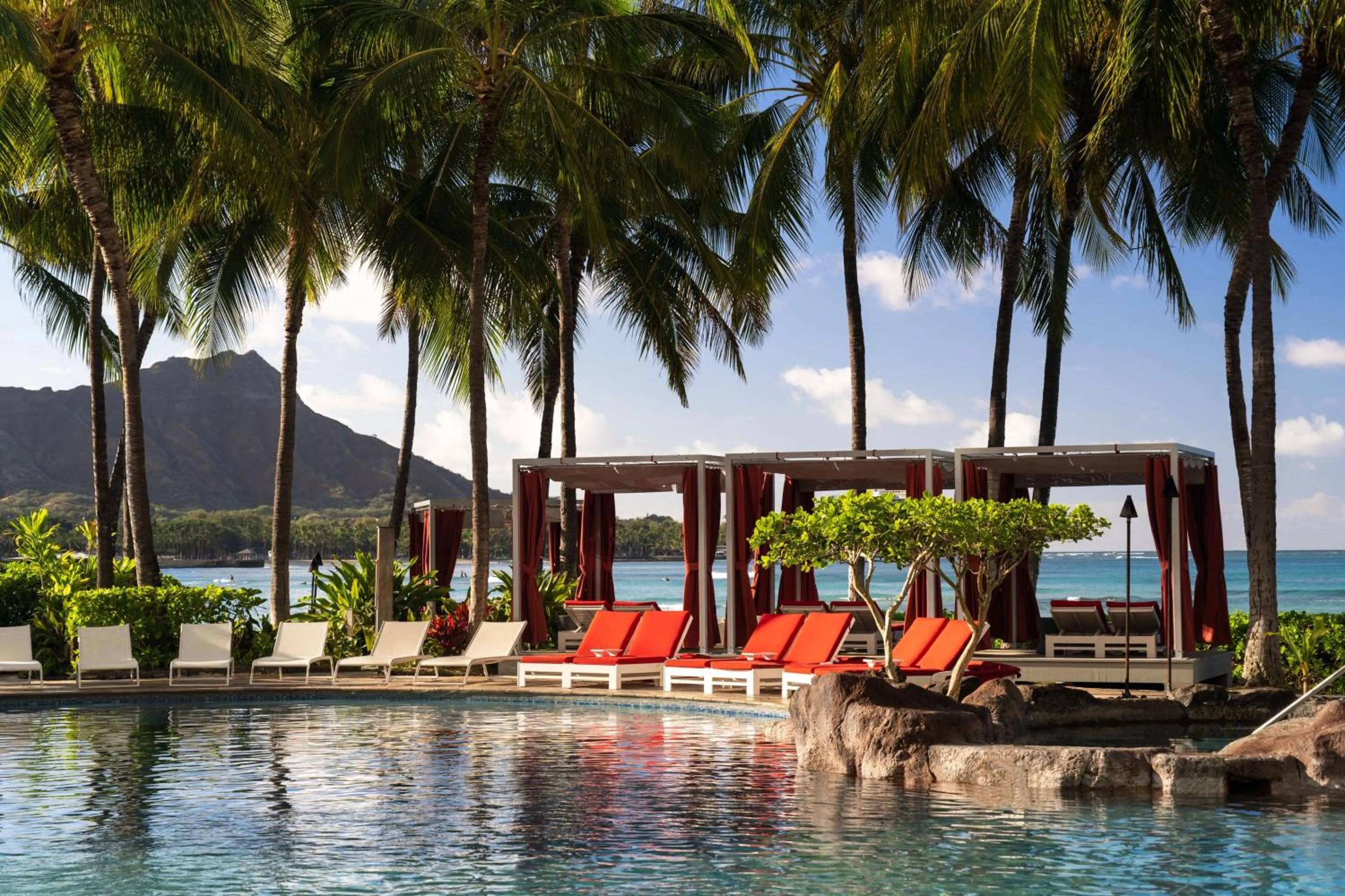 Swimming pool in Sheraton Waikiki Beach Resort