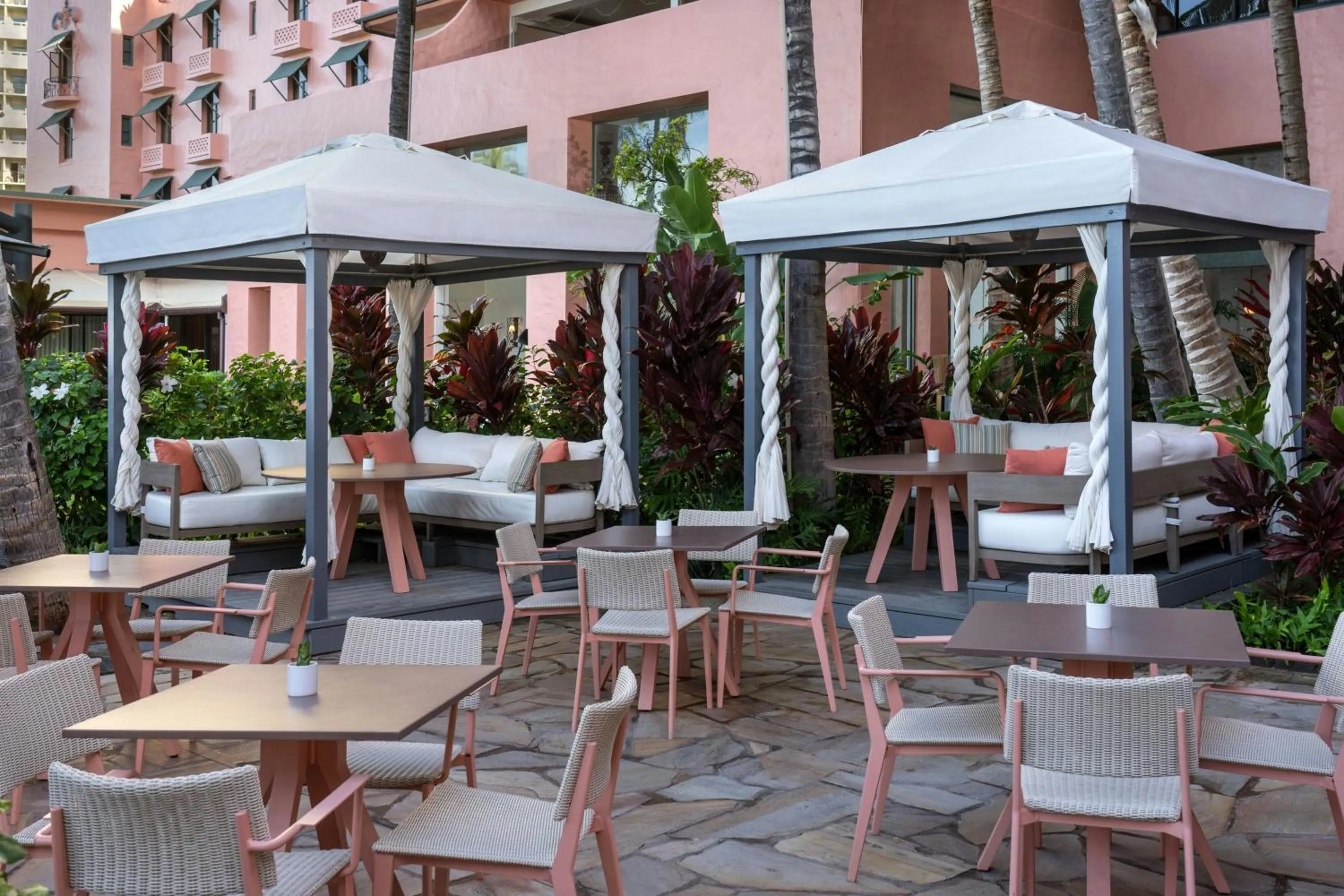 Lounge or bar in The Royal Hawaiian, A Luxury Collection Resort, Waikiki