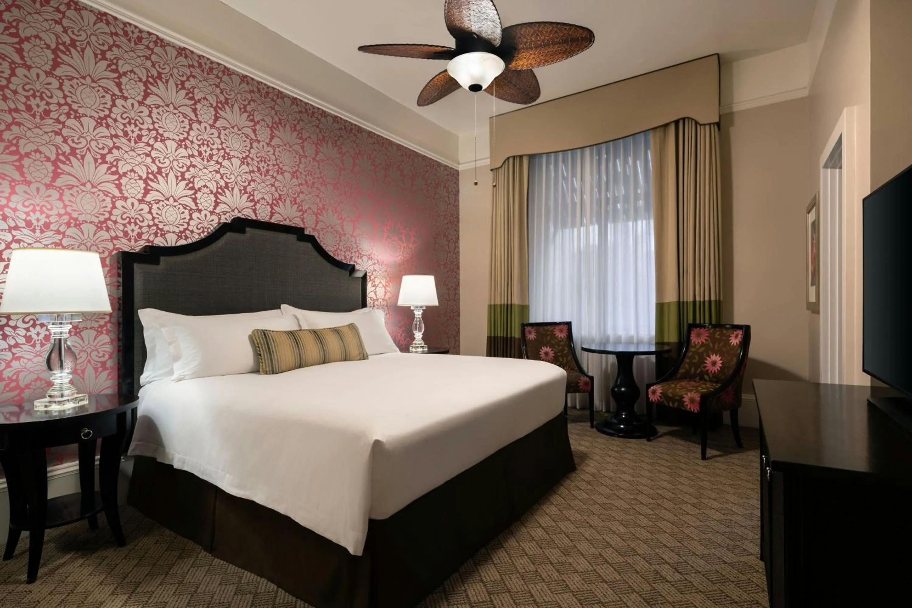 Photo of the whole room, Bed in The Royal Hawaiian, A Luxury Collection Resort, Waikiki