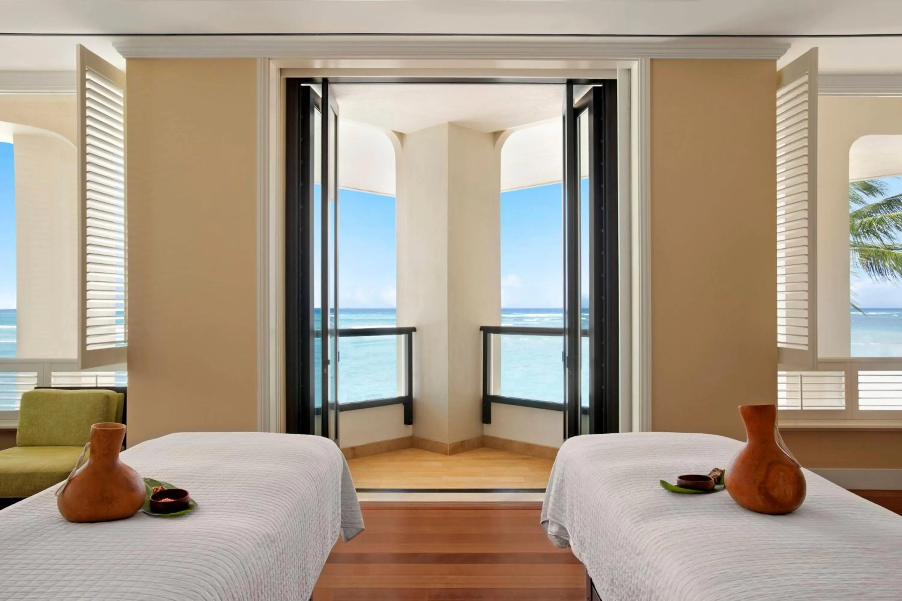 Spa and wellness centre/facilities, Bed in Moana Surfrider, A Westin Resort & Spa, Waikiki Beach