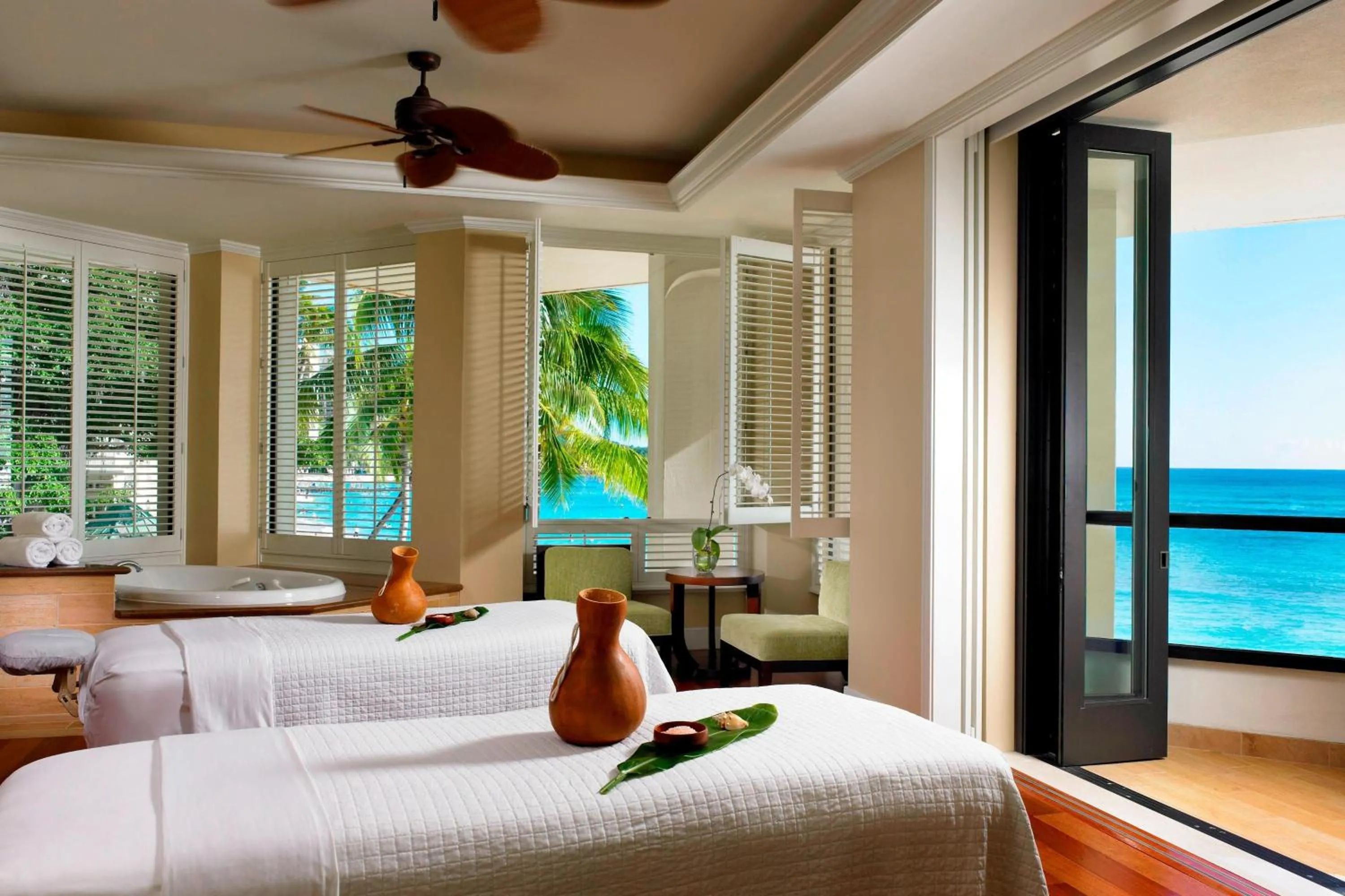 Spa and wellness centre/facilities, Bed in Moana Surfrider, A Westin Resort & Spa, Waikiki Beach