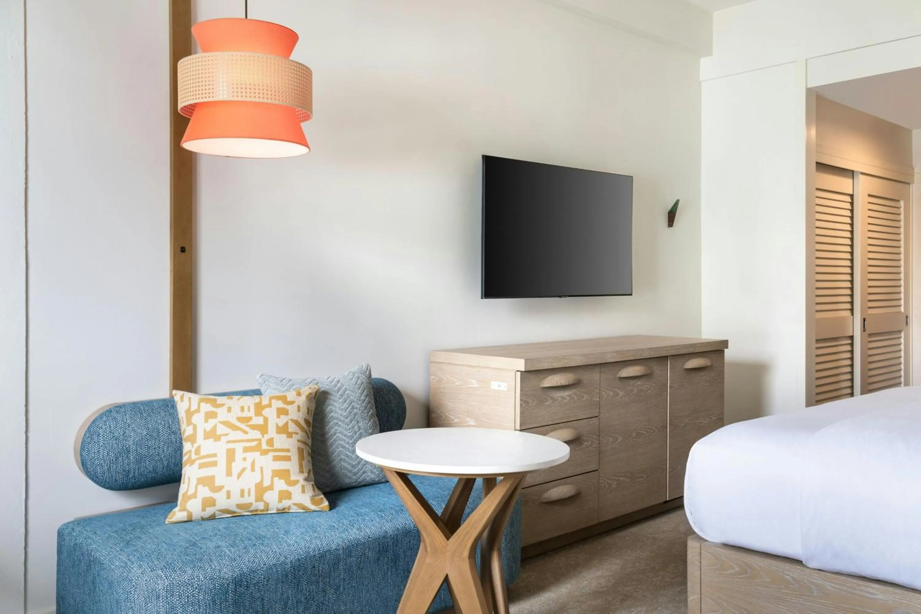 Photo of the whole room, Bed in Moana Surfrider, A Westin Resort & Spa, Waikiki Beach