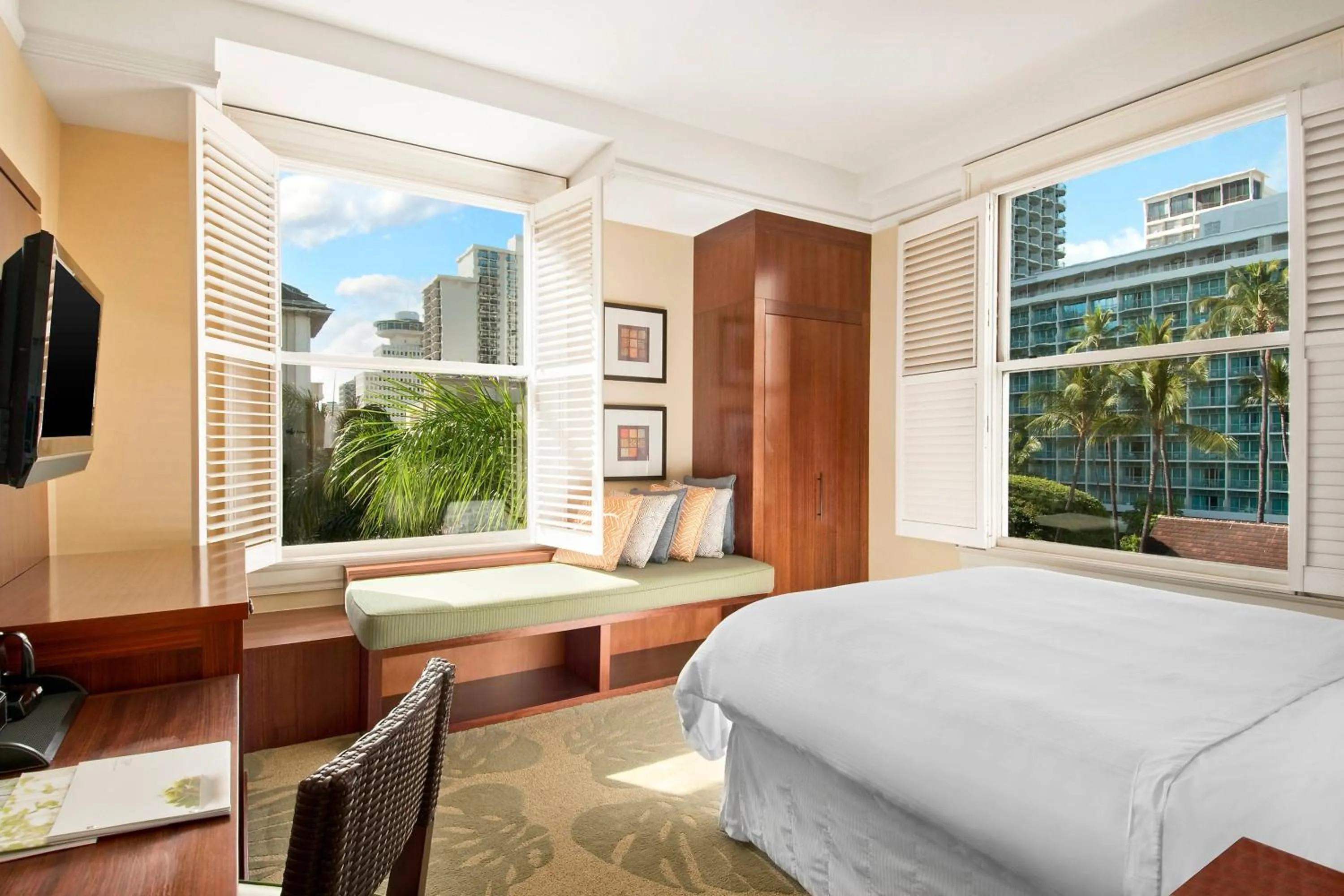 Photo of the whole room, Bed in Moana Surfrider, A Westin Resort & Spa, Waikiki Beach