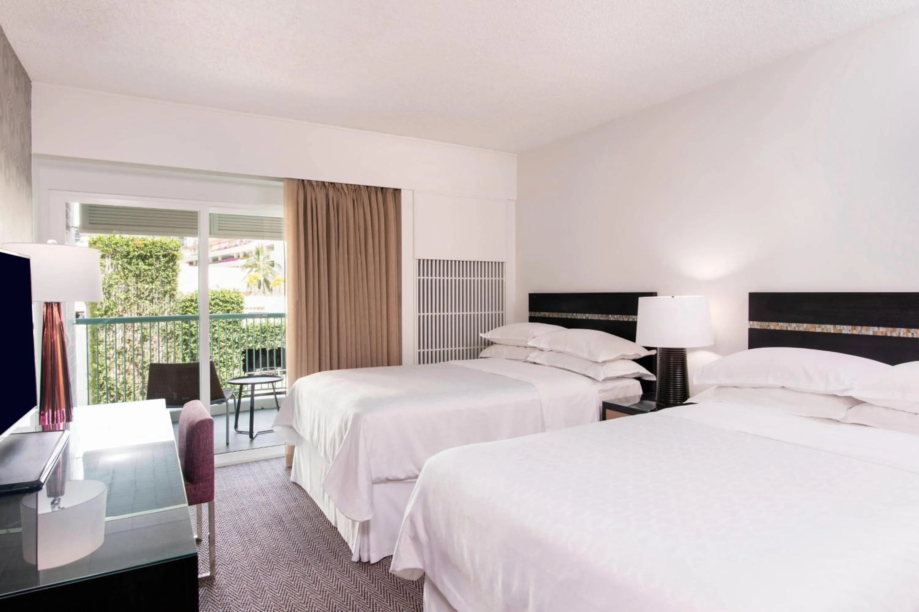 Photo of the whole room, Bed in Sheraton Princess Kaiulani Waikiki Beach