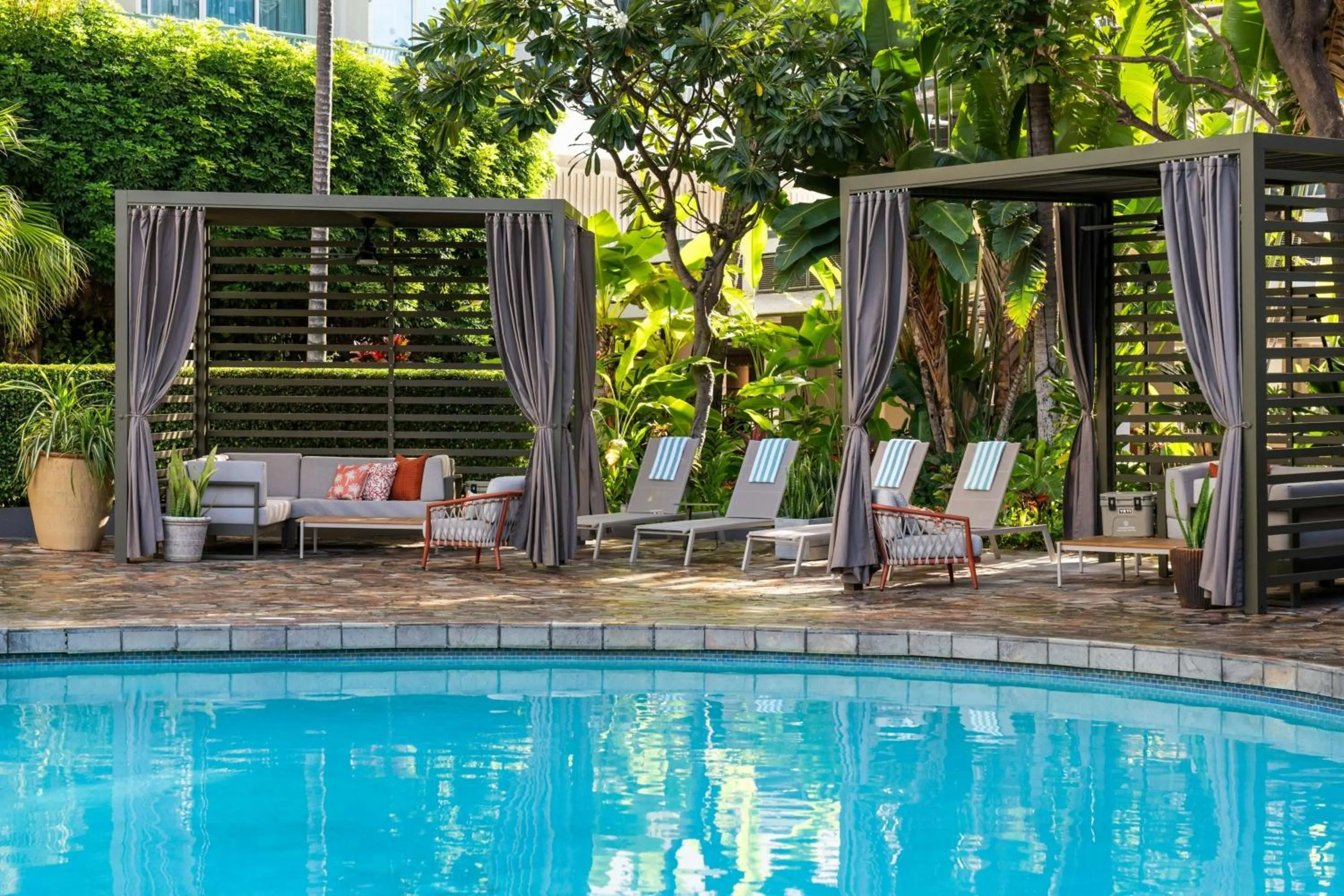 Swimming pool in Sheraton Princess Kaiulani Waikiki Beach