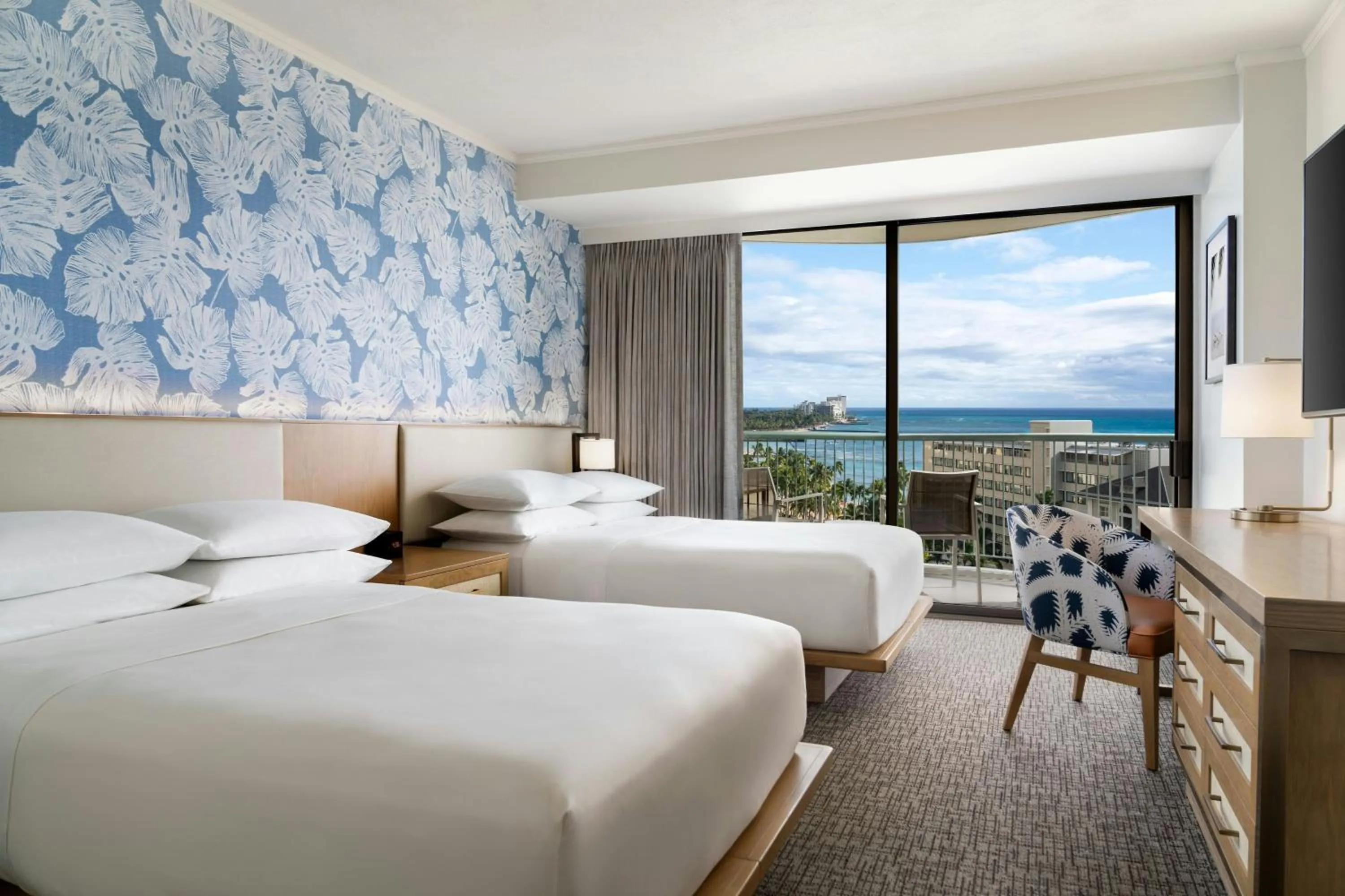 Photo of the whole room, Bed in Sheraton Princess Kaiulani Waikiki Beach
