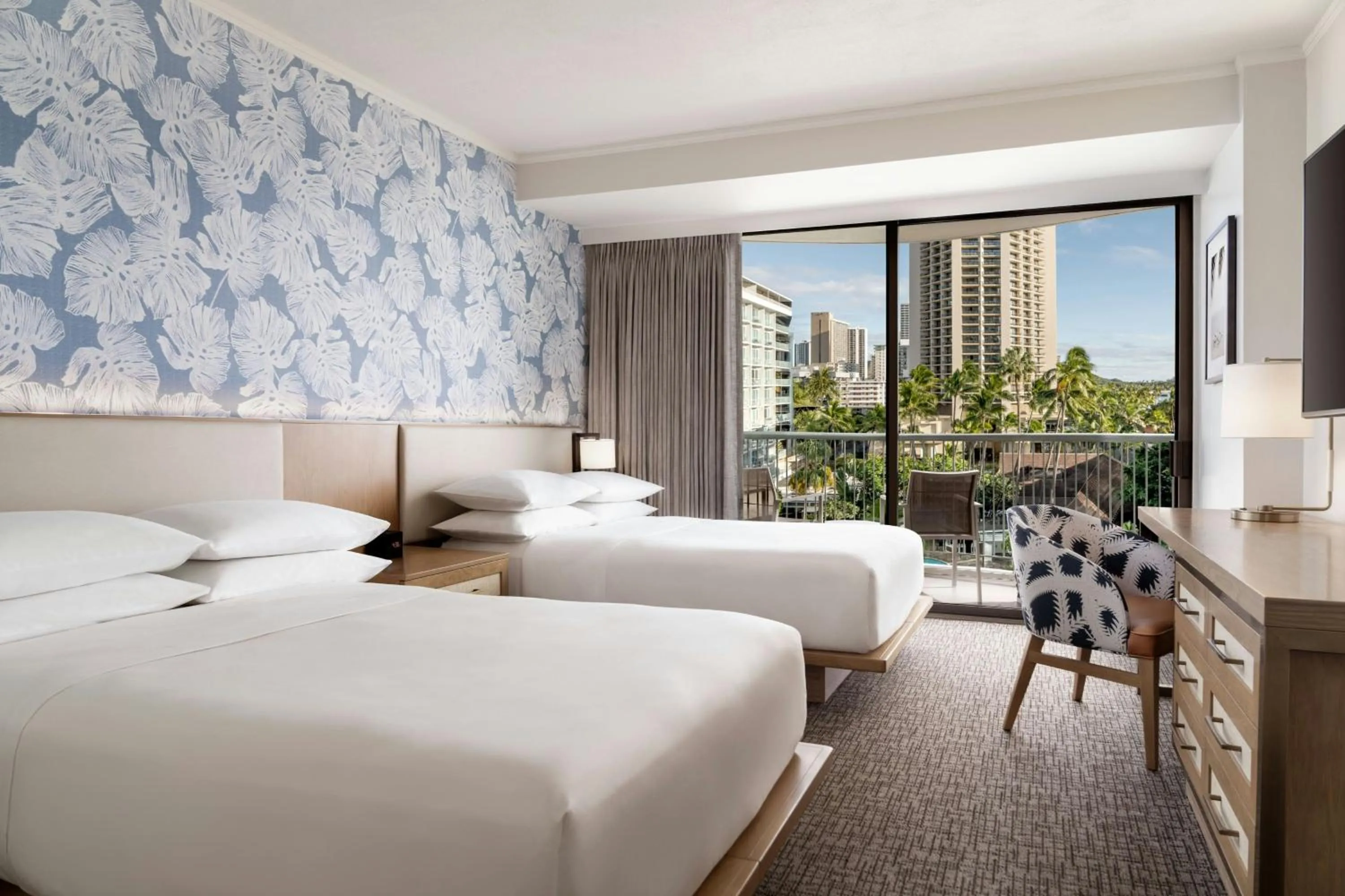 Swimming pool, Bed in Sheraton Princess Kaiulani Waikiki Beach