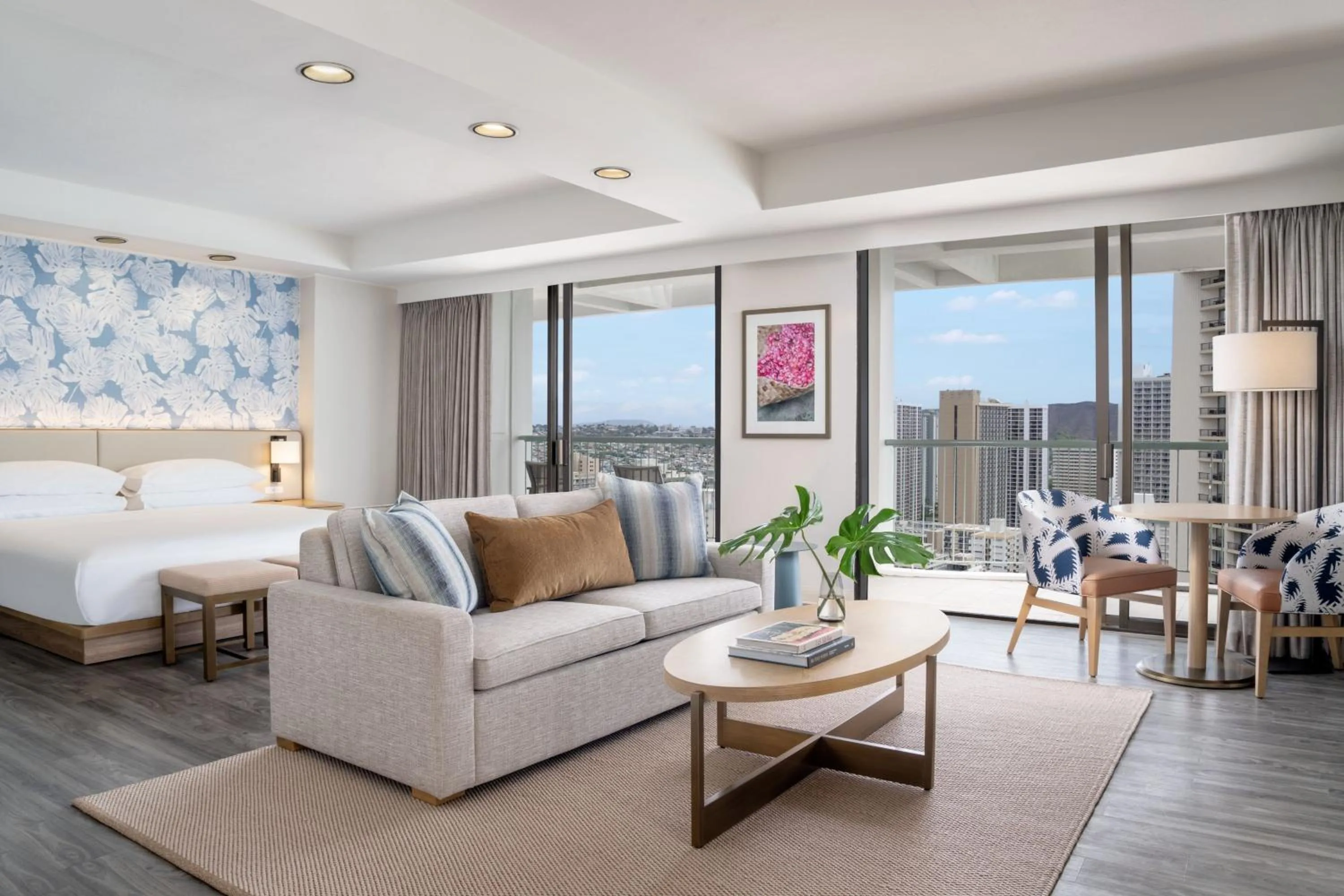 Photo of the whole room, Bed in Sheraton Princess Kaiulani Waikiki Beach