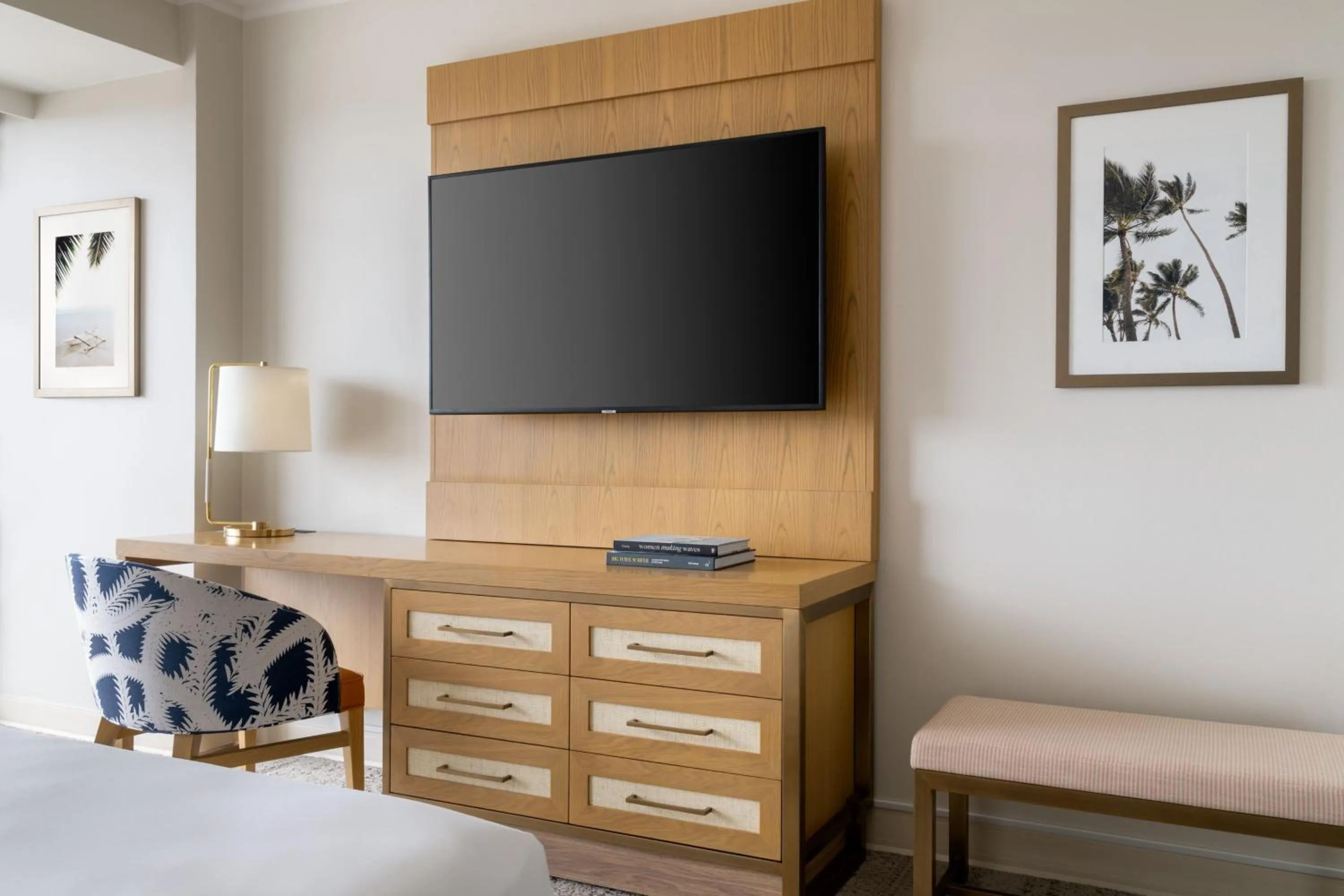 Photo of the whole room, Bed in Sheraton Princess Kaiulani Waikiki Beach