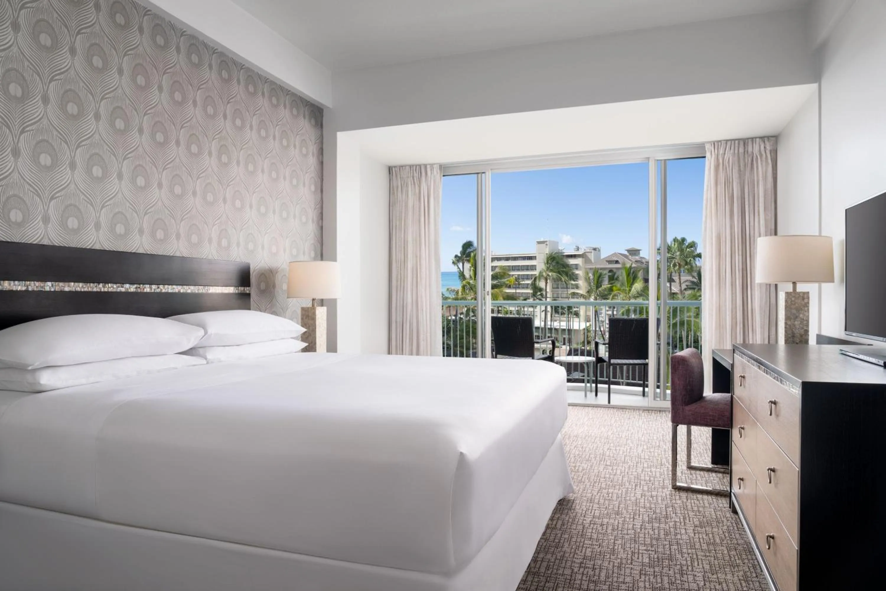 Swimming pool, Bed in Sheraton Princess Kaiulani Waikiki Beach