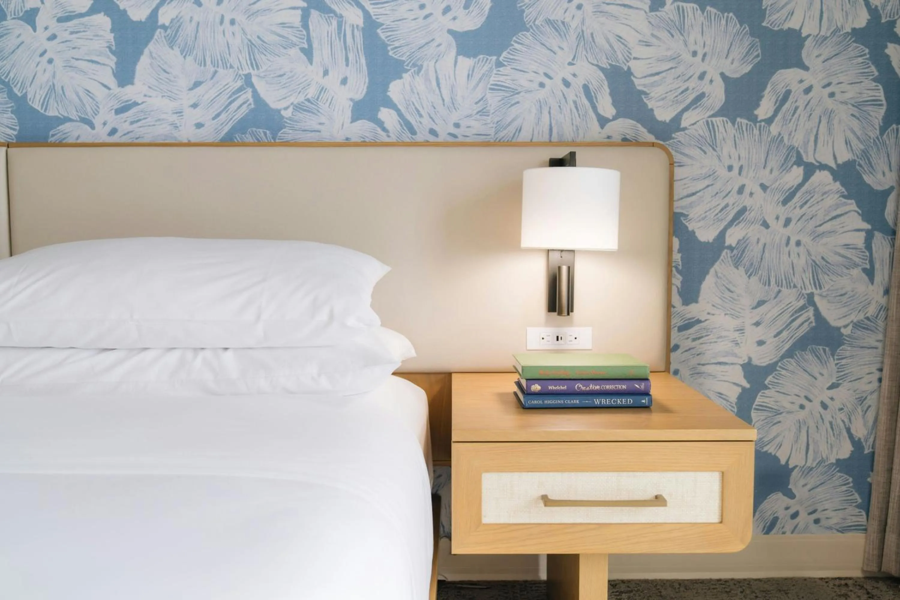 Photo of the whole room, Bed in Sheraton Princess Kaiulani Waikiki Beach