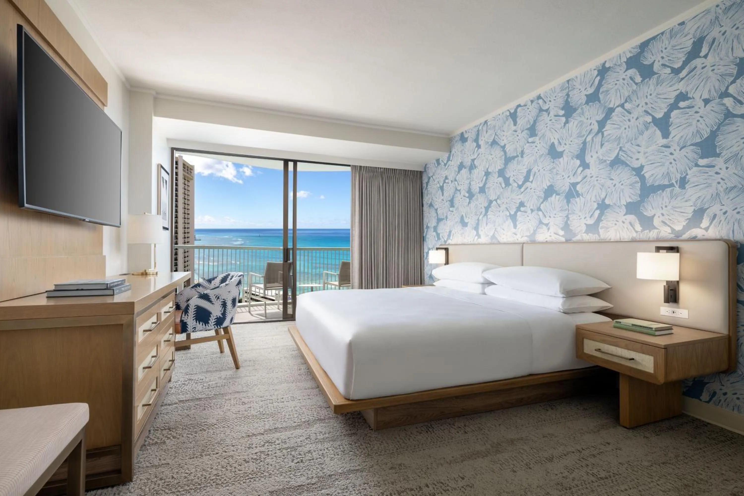 Photo of the whole room, Bed in Sheraton Princess Kaiulani Waikiki Beach