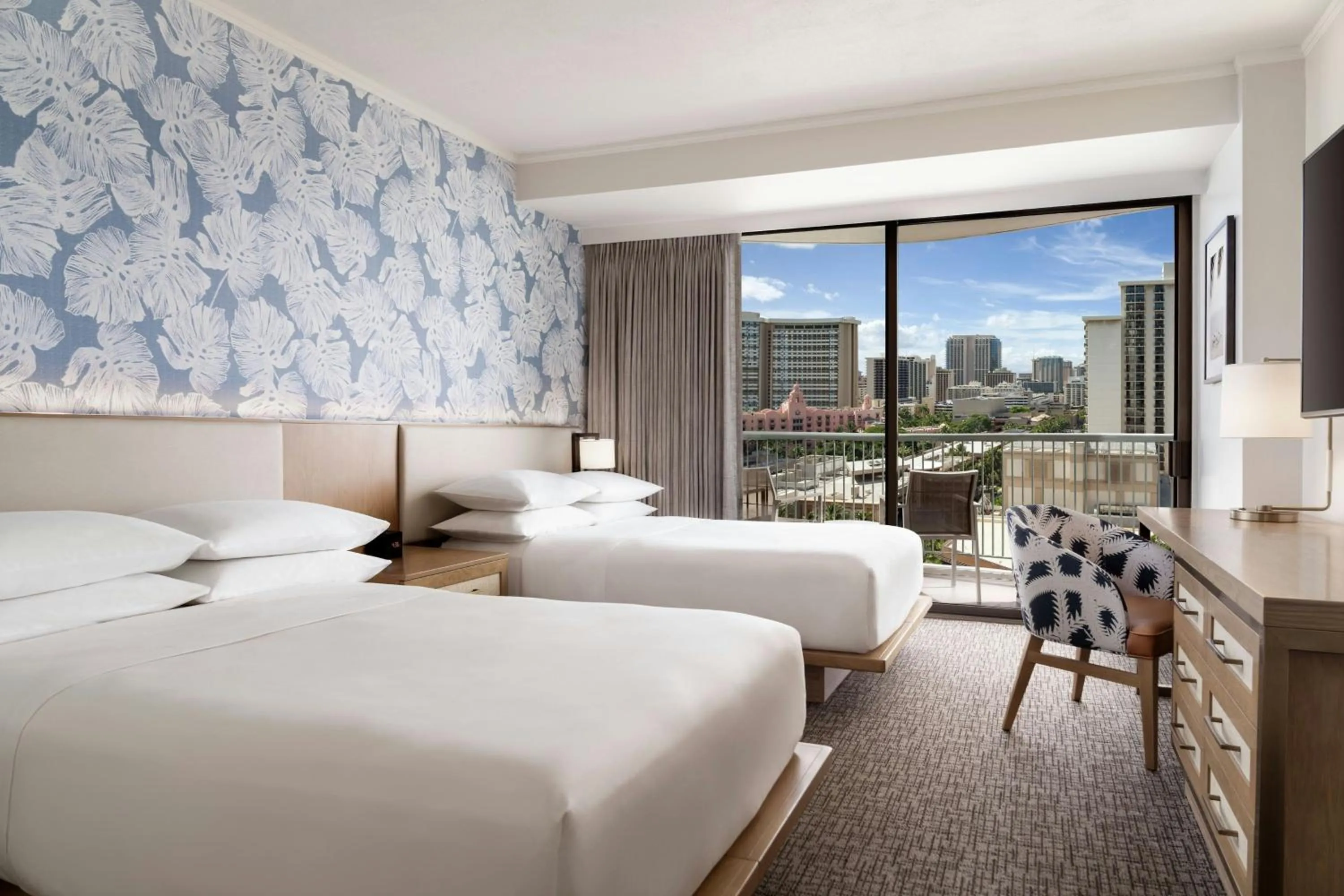 Photo of the whole room, Bed in Sheraton Princess Kaiulani Waikiki Beach