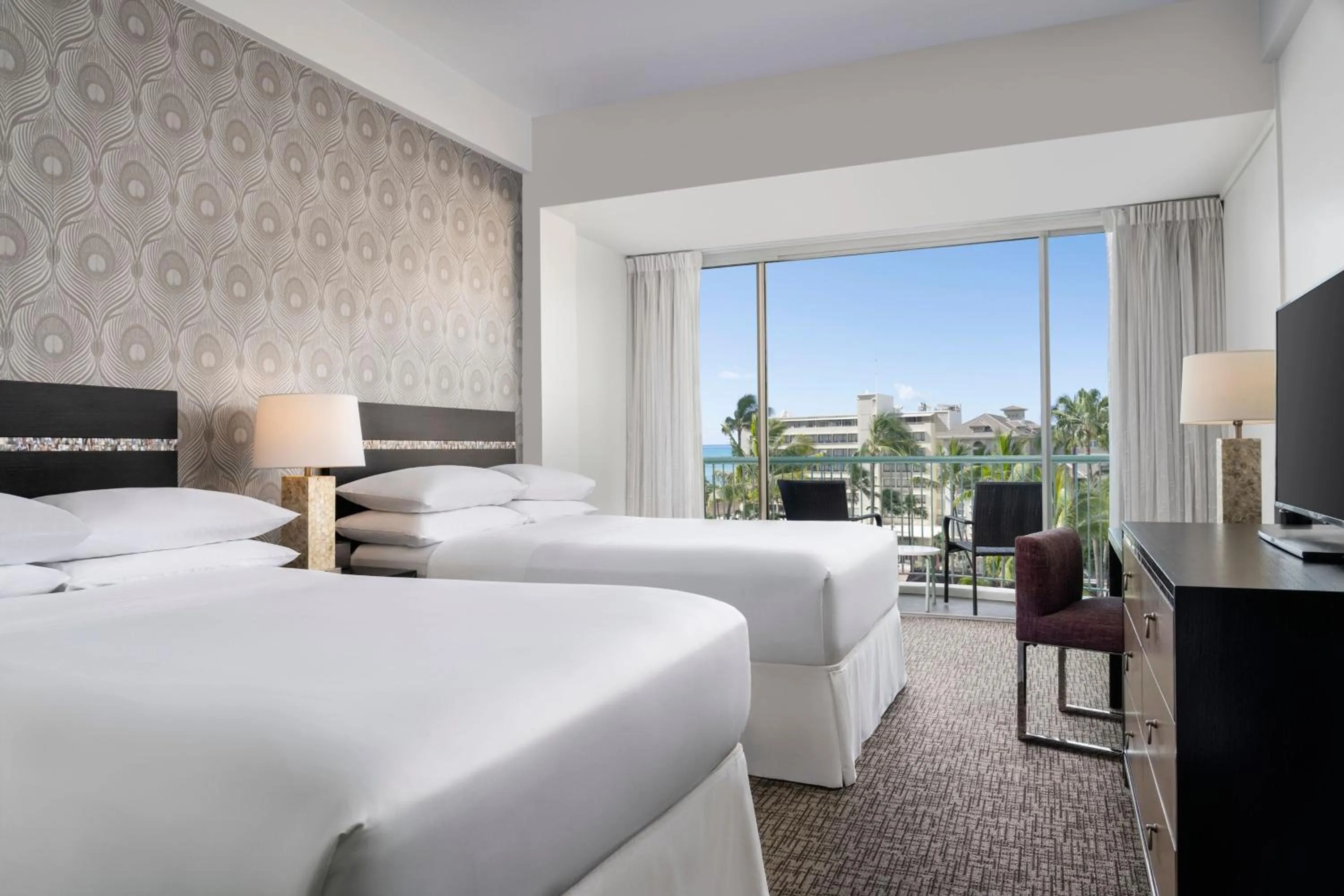 Swimming pool, Bed in Sheraton Princess Kaiulani Waikiki Beach