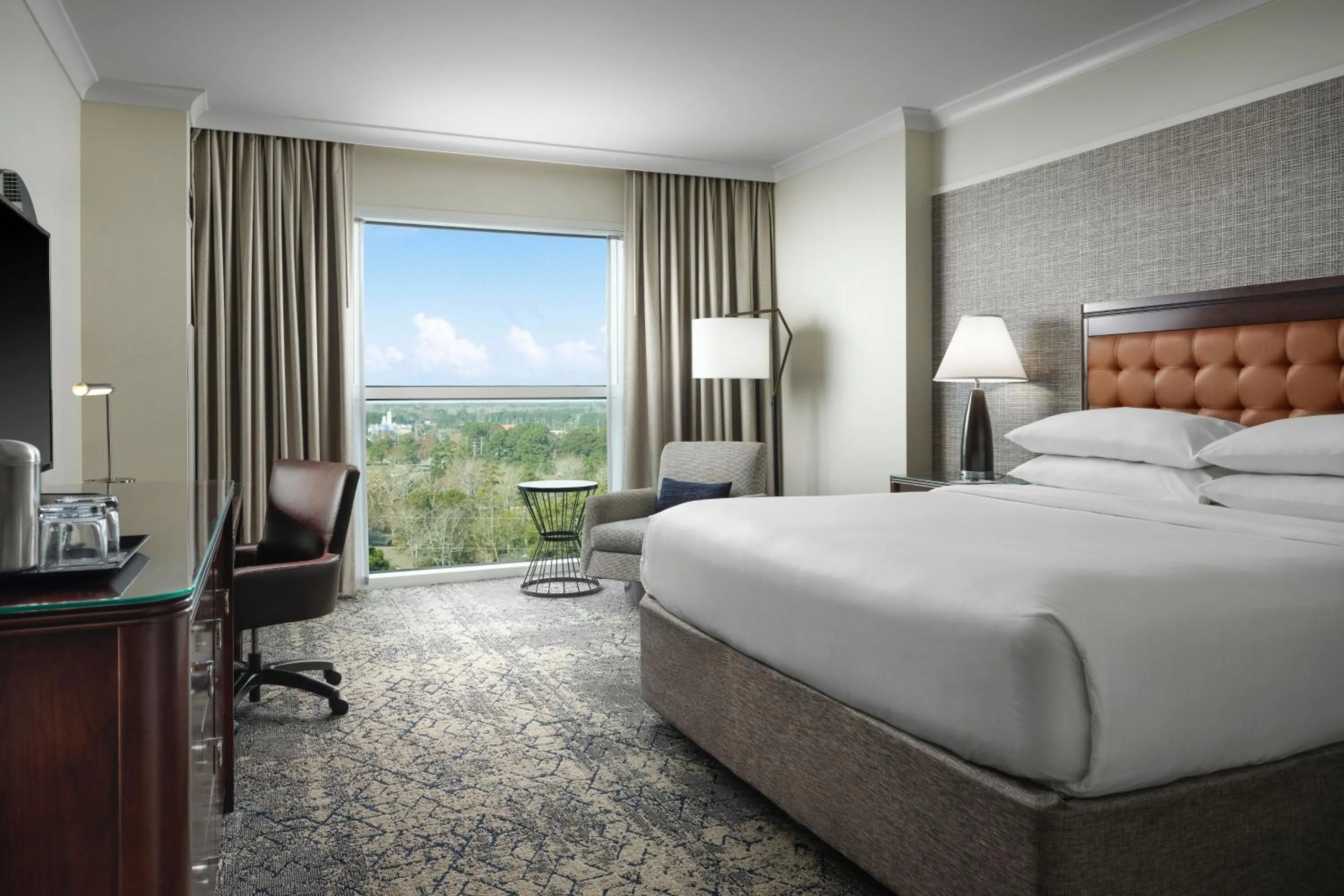 Photo of the whole room, Bed in Sheraton Myrtle Beach