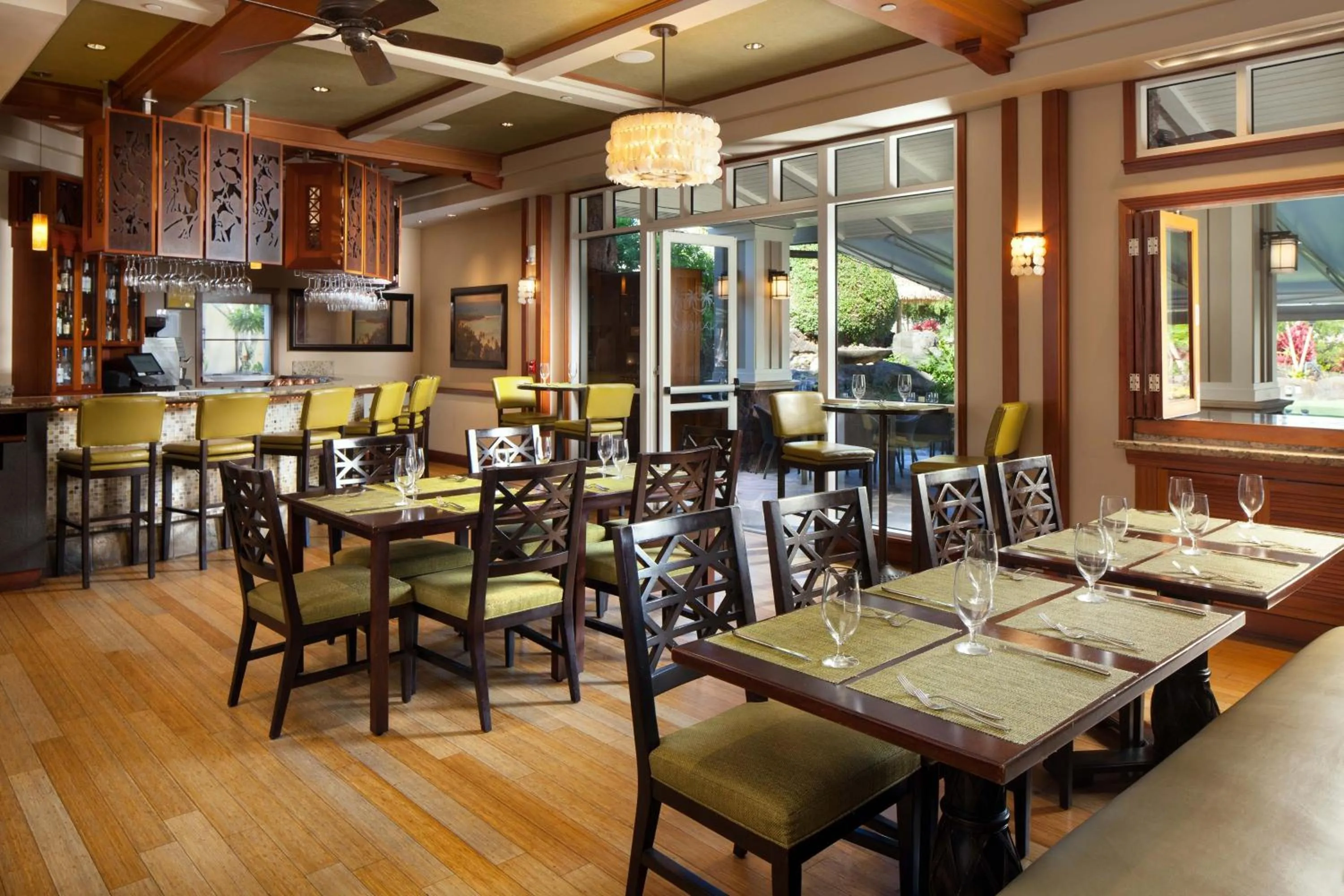 Lounge or bar in The Westin Princeville Ocean Resort Villas