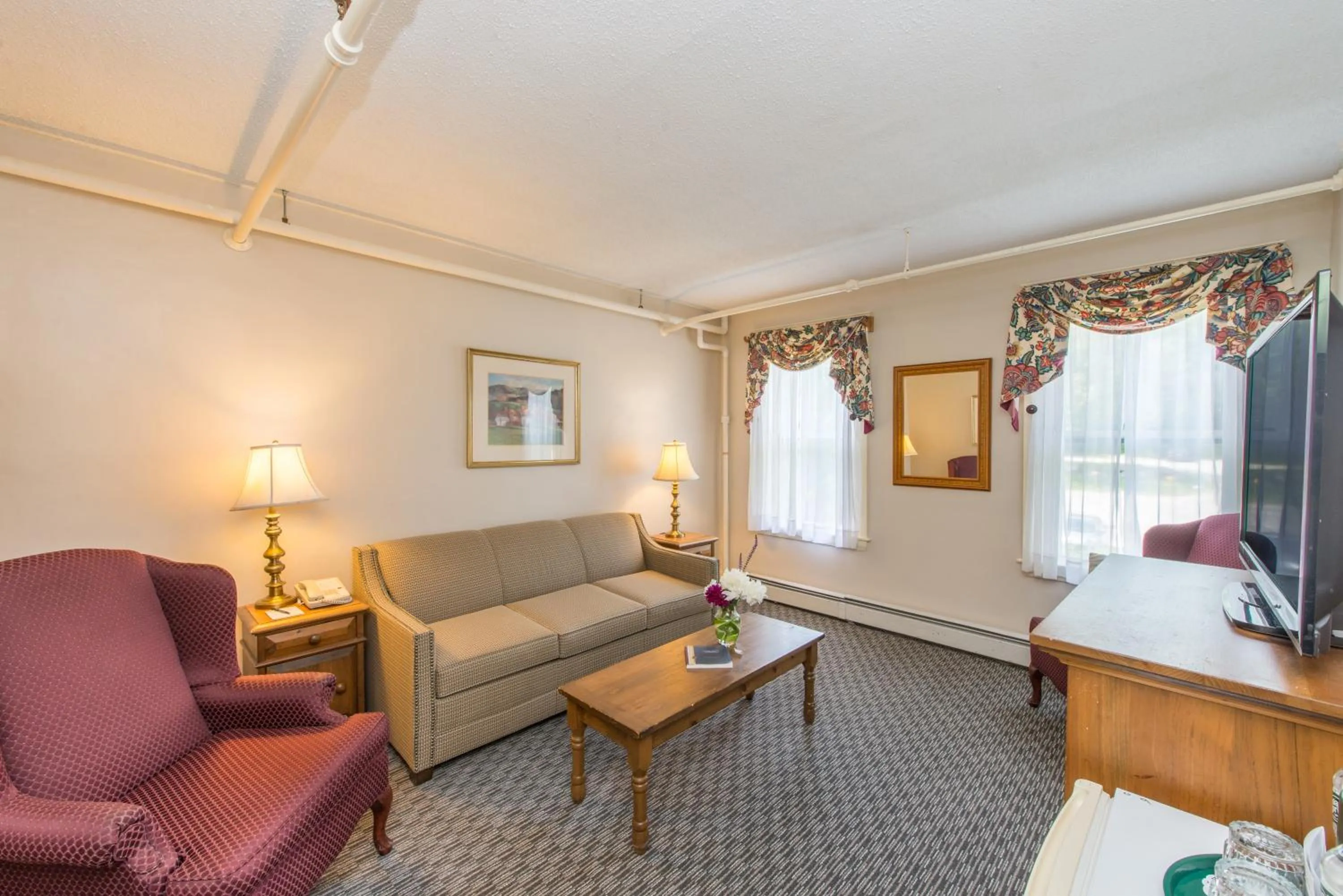 Seating area, Bed in Eagle Mountain House and Golf Club