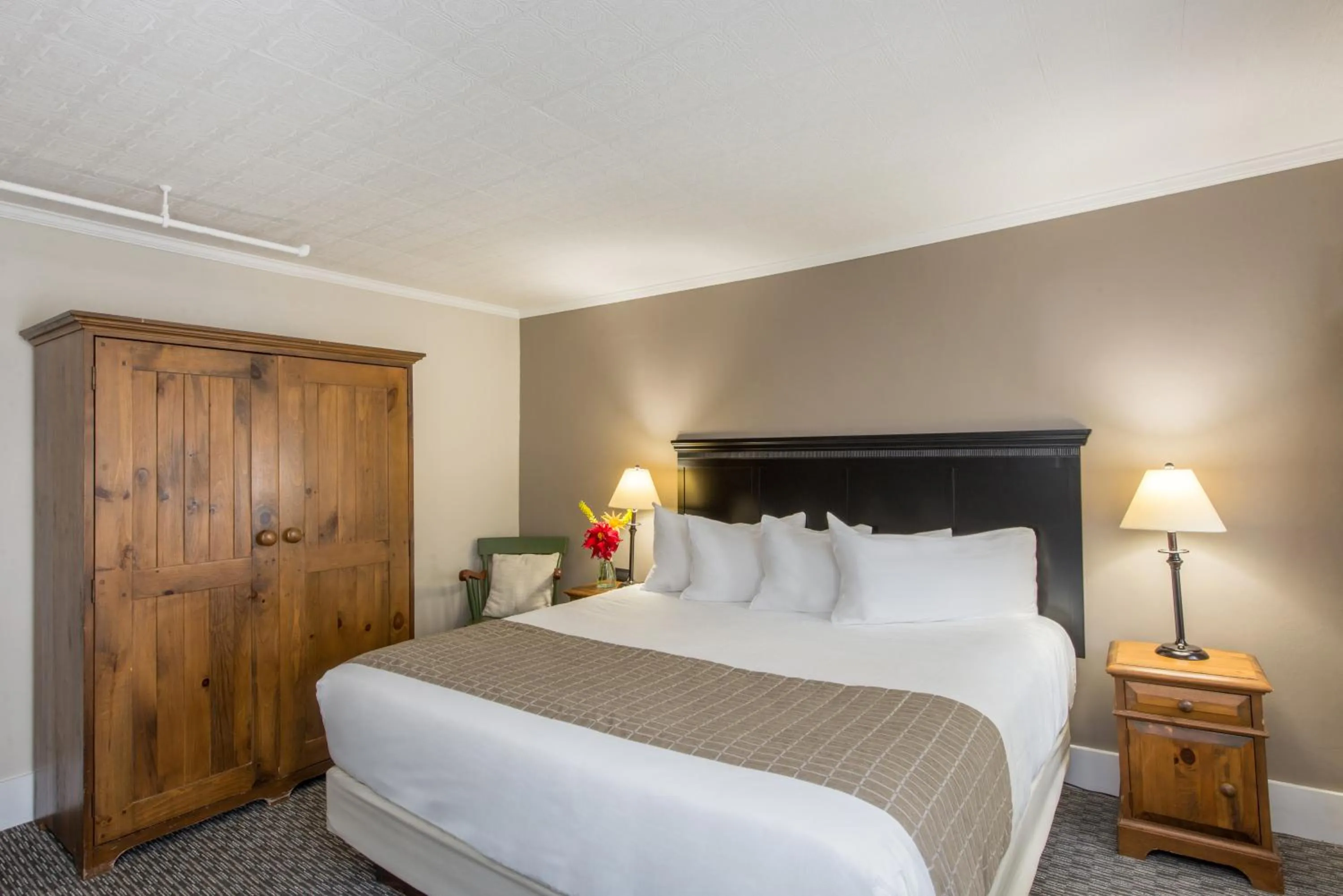 Bed in Eagle Mountain House and Golf Club