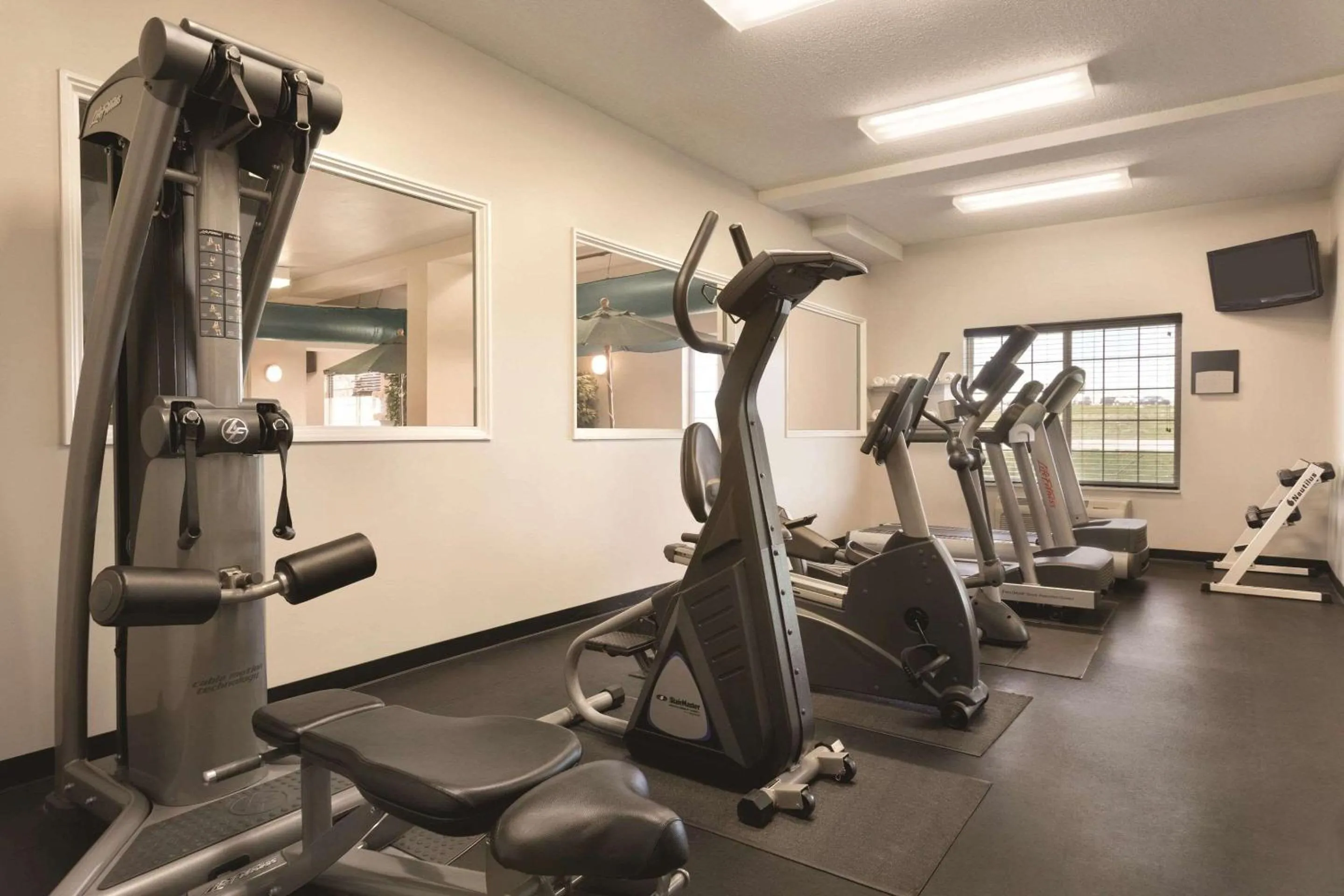 Fitness centre/facilities in Country Inn & Suites by Radisson, Indianapolis Airport South, IN
