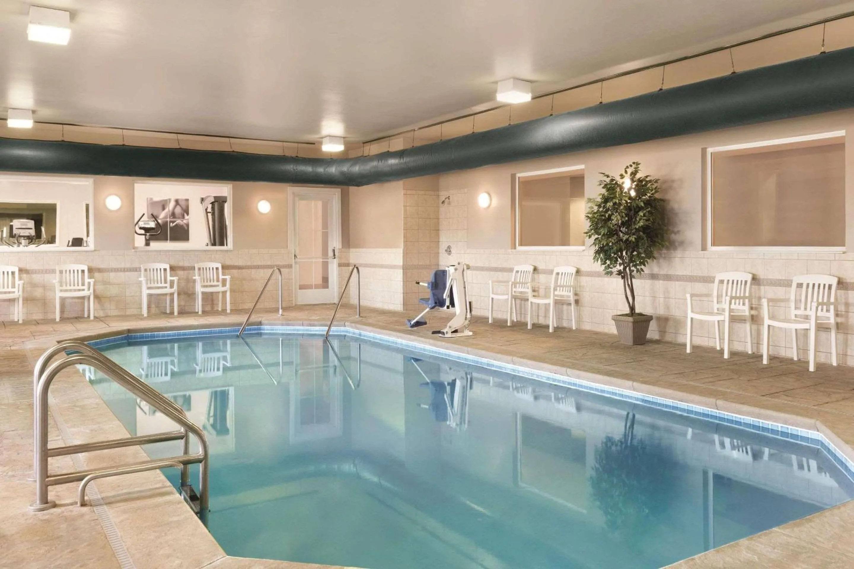 Swimming pool in Country Inn & Suites by Radisson, Indianapolis Airport South, IN